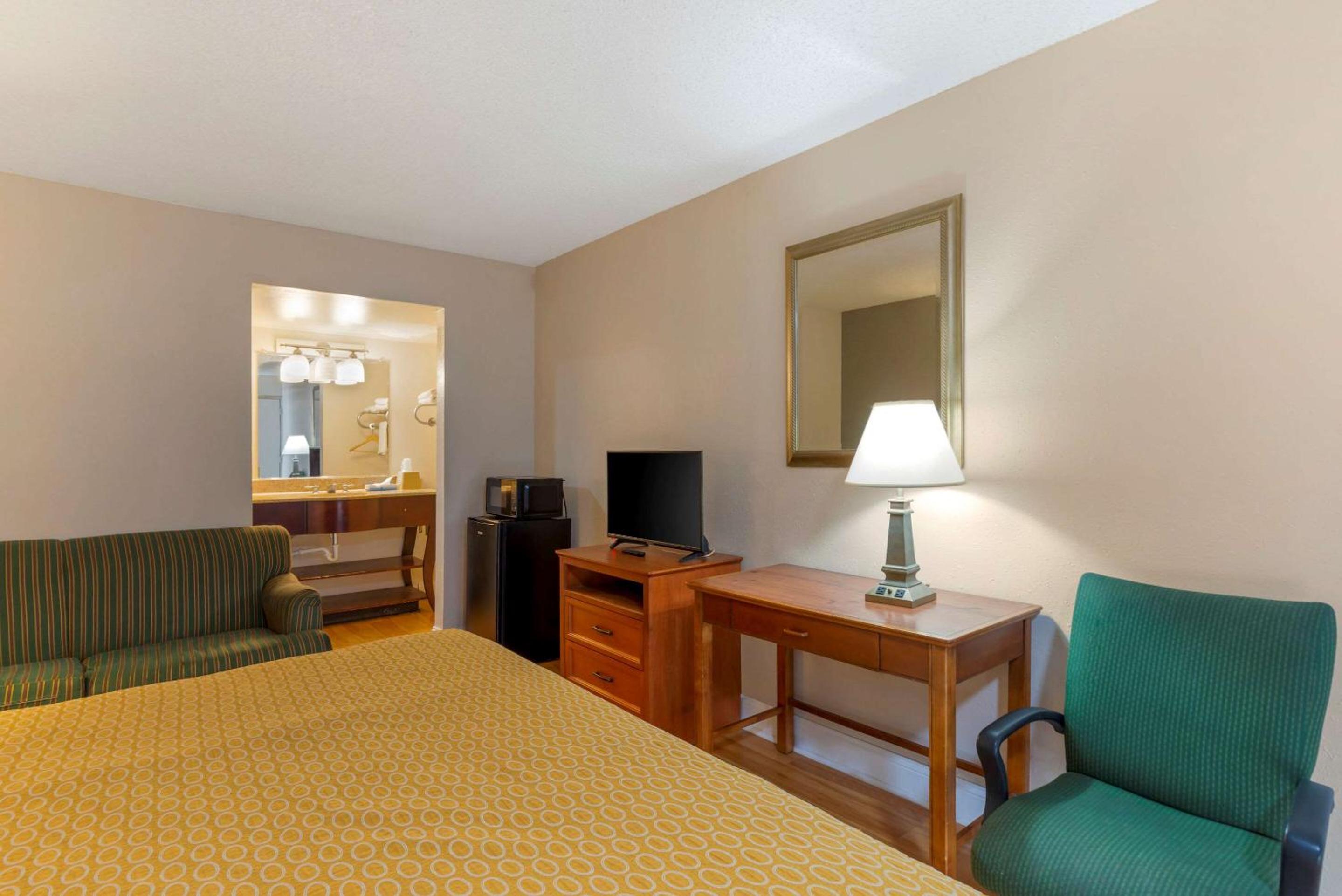 Standard King Room with Sofa Bed - Smoking - Photo 5