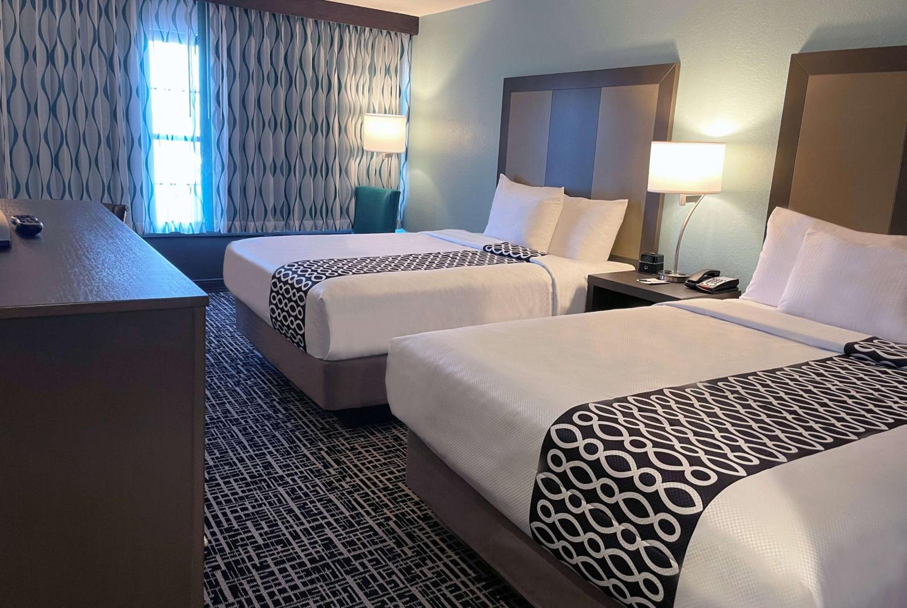 2 Queen Beds, Mobility Accessible Room, Bathtub w/ Grab Bars, Non-Smoking - Photo 2