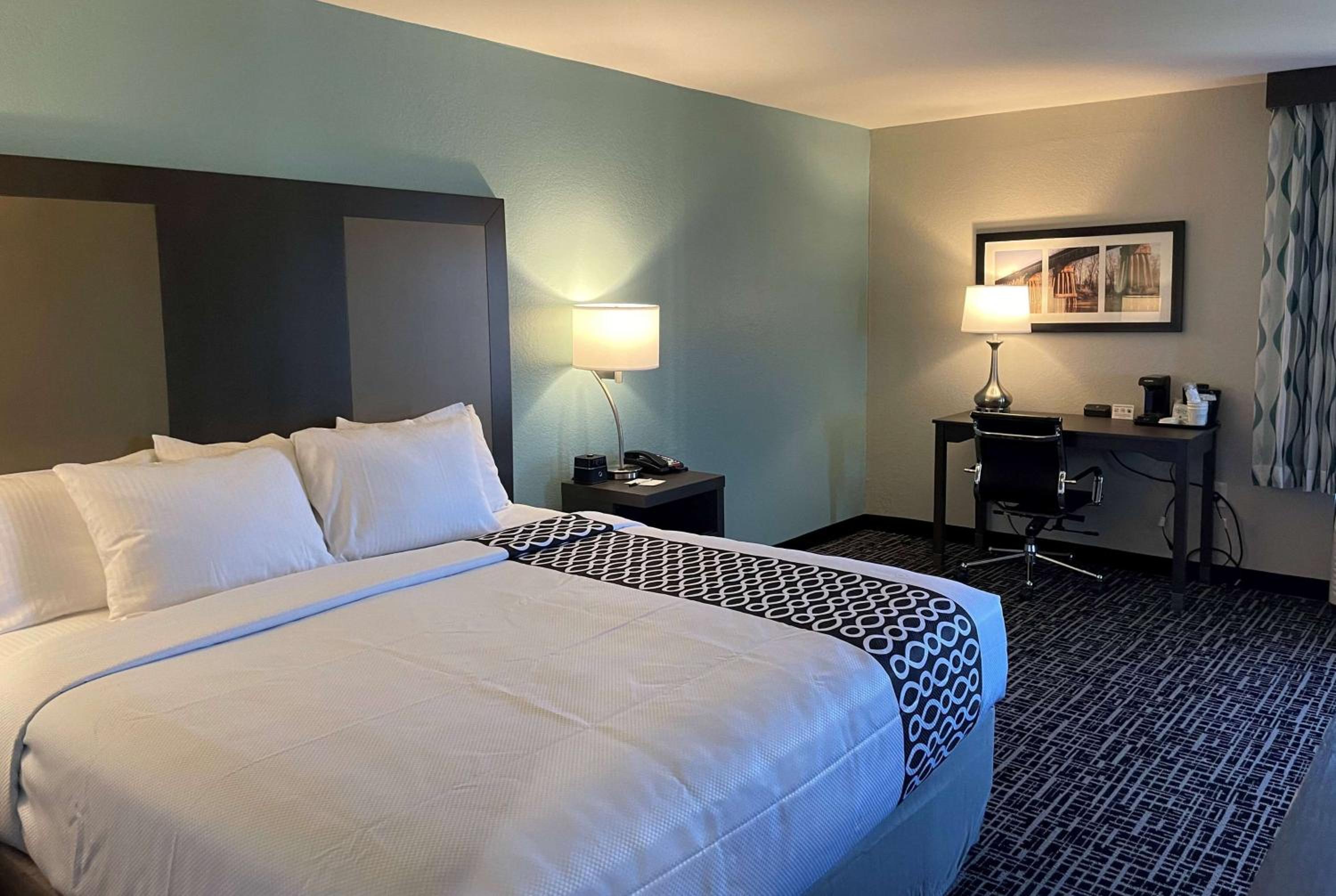 King Room with Roll-in Shower - Mobility Access/Non-Smoking - Photo 2