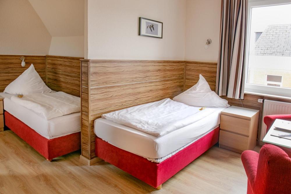 Standard Twin Room - Photo 4