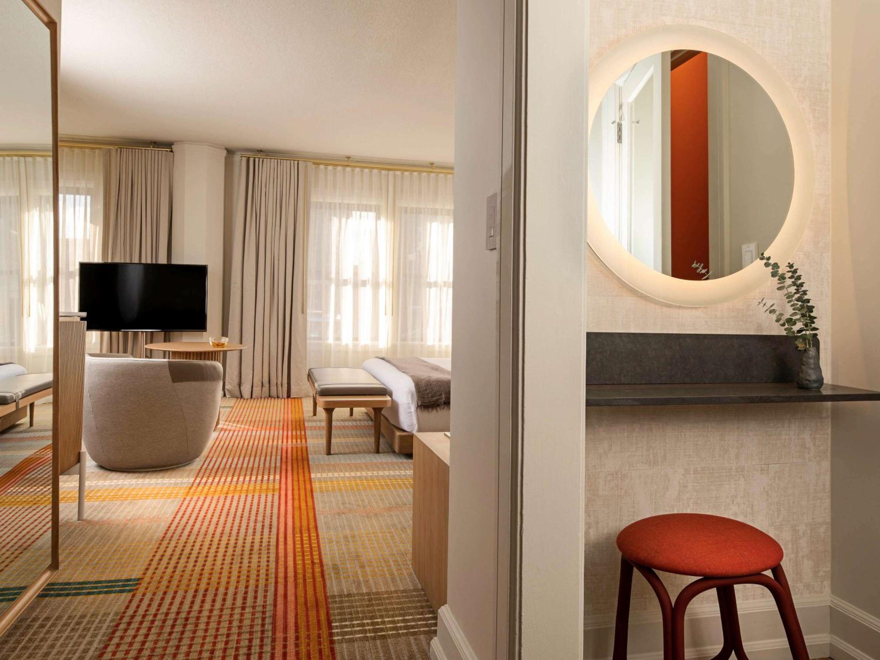 Junior Suite with One King Bed and Cityview - Photo 1