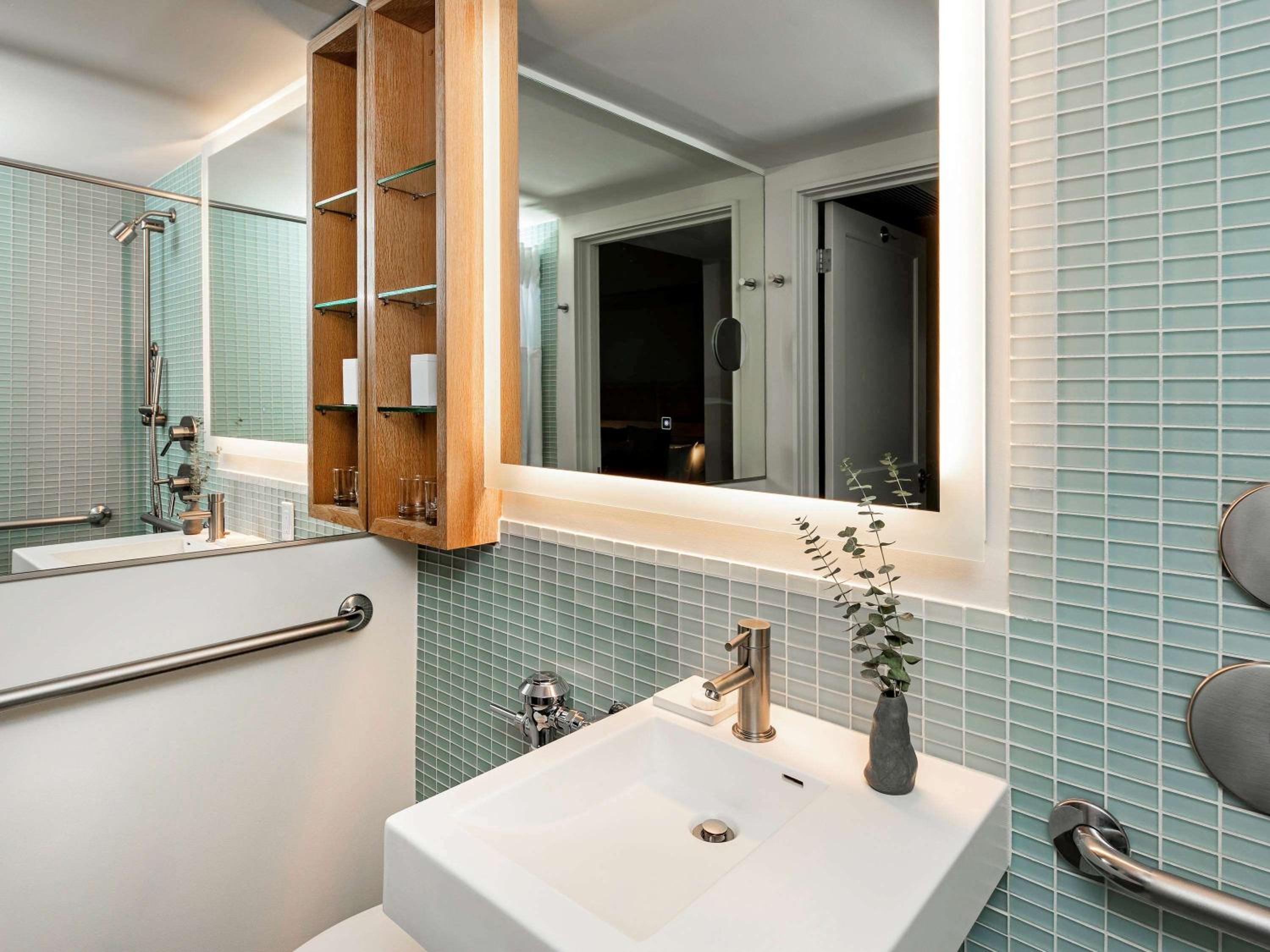 Superior King Room with Roll-In Shower - Disability Access - Photo 2