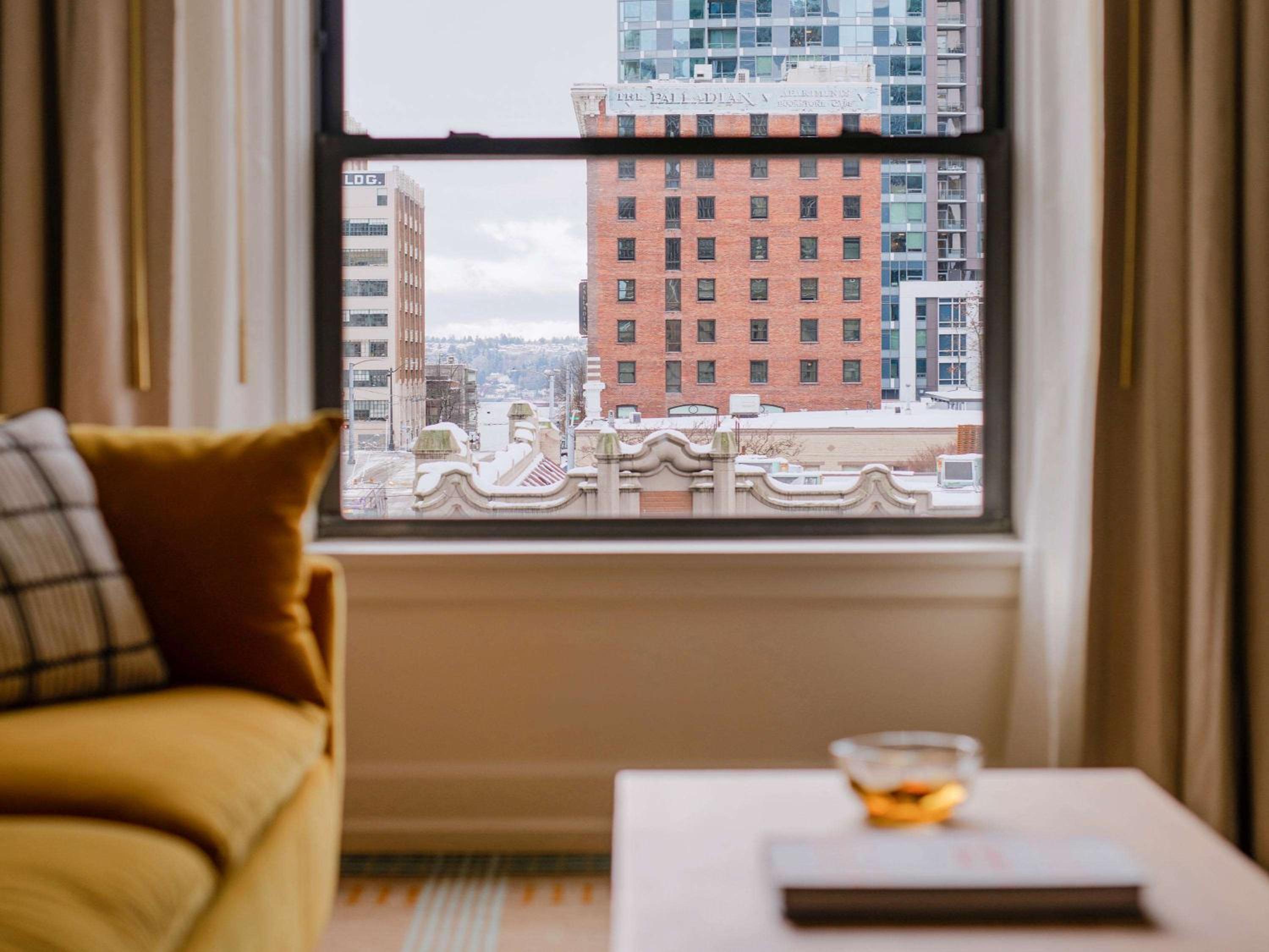Corner One Bedroom Suite with Cityview - Photo 1