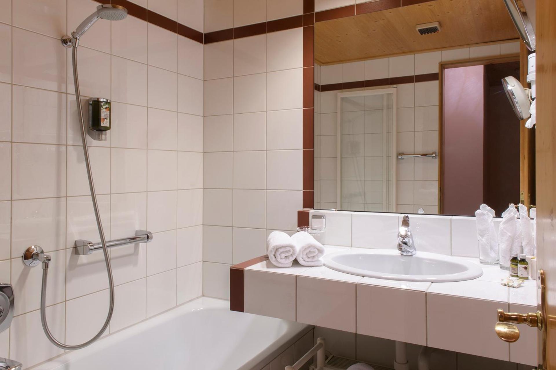 Large Double Room - Photo 3