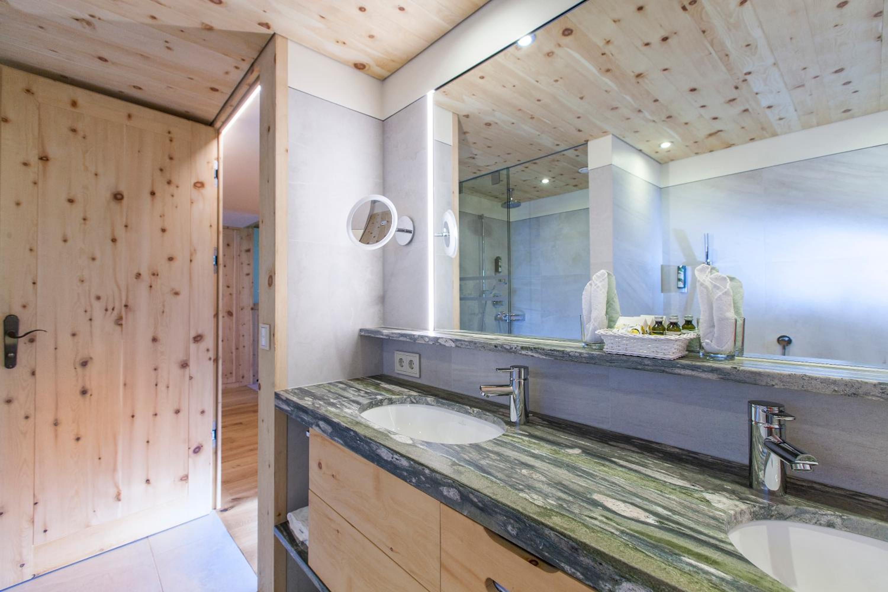 Suite with Garden View - Photo 2
