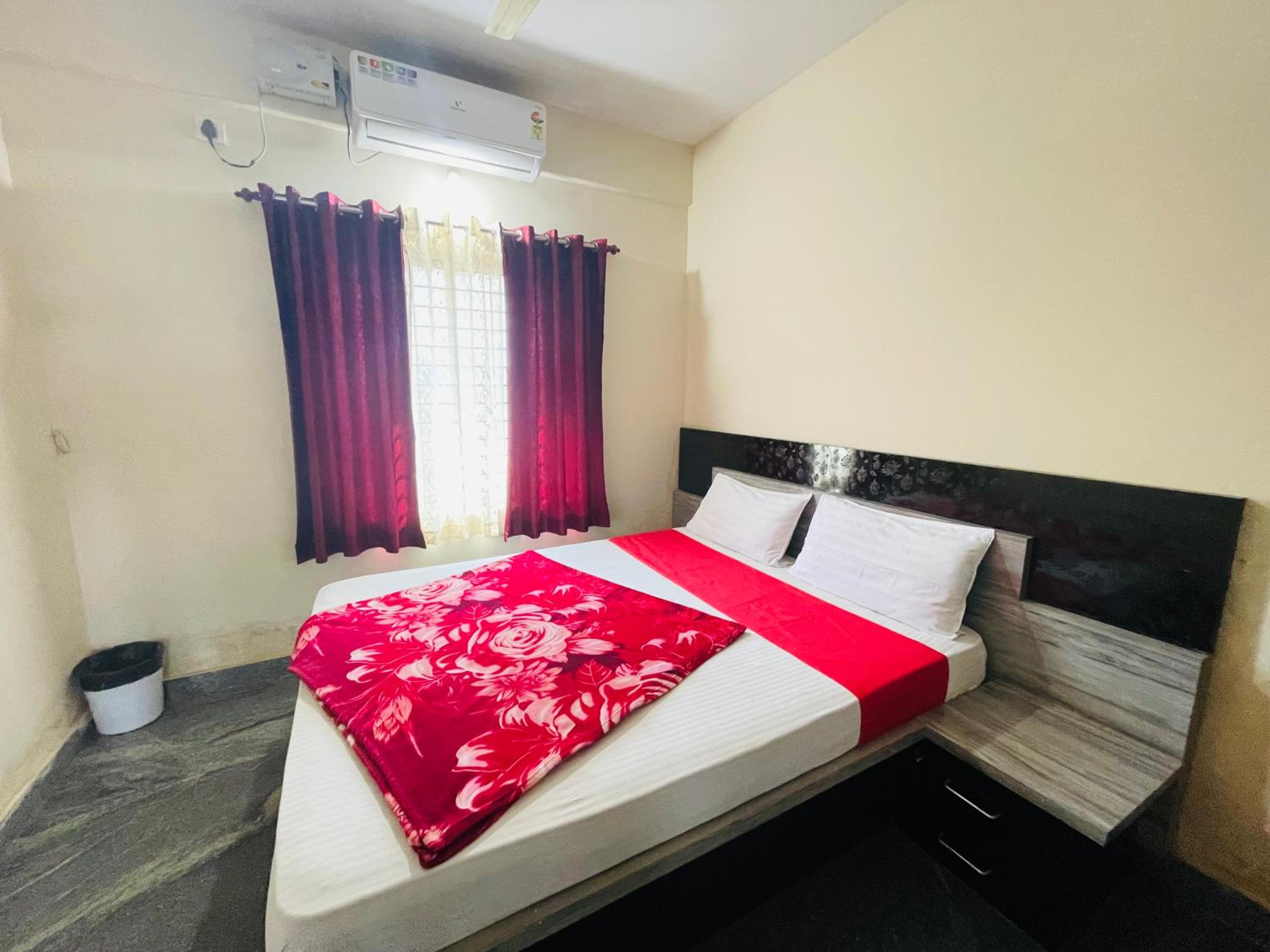 Deluxe Double Room - Photo 16