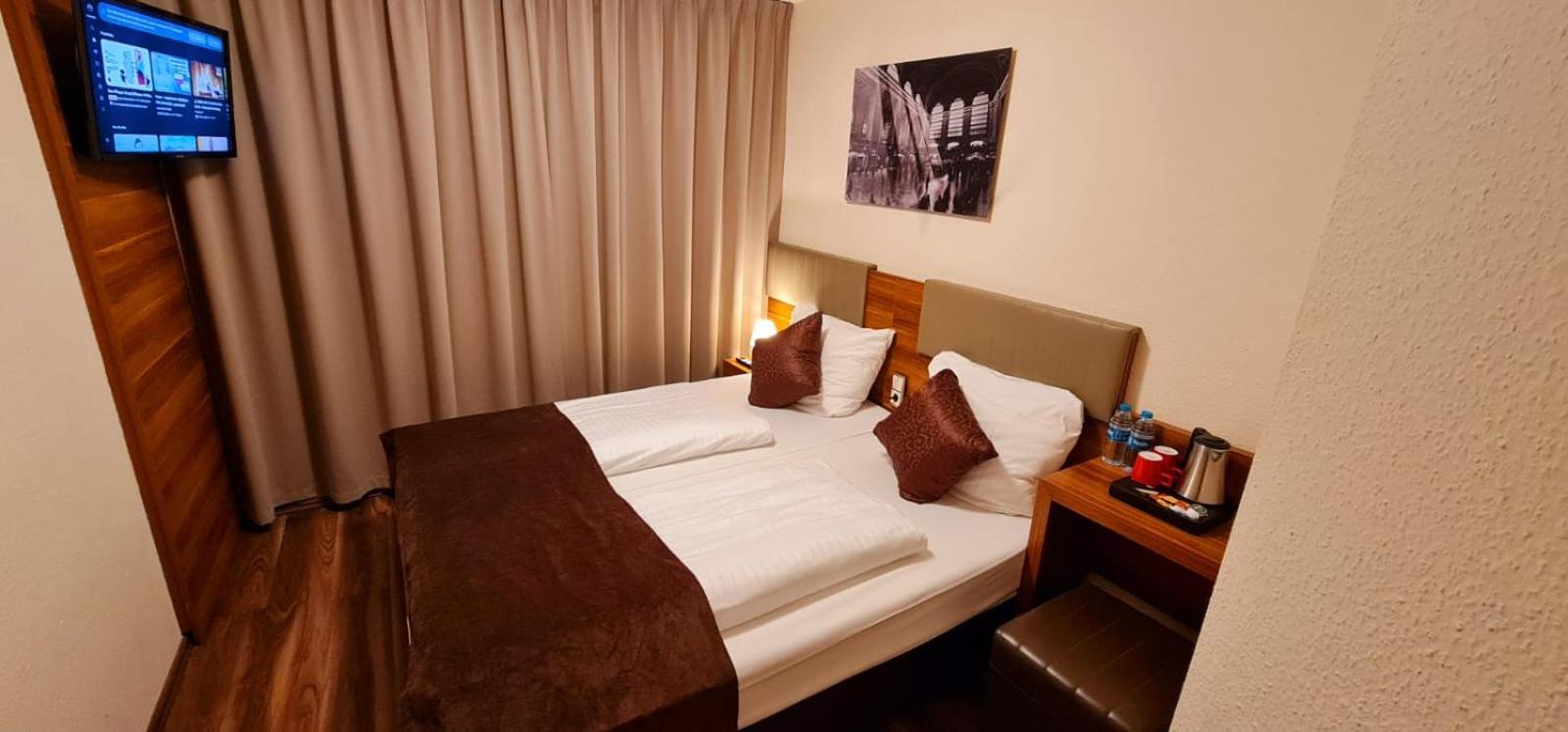 Double or Twin Room with Private Bathroom photo 1