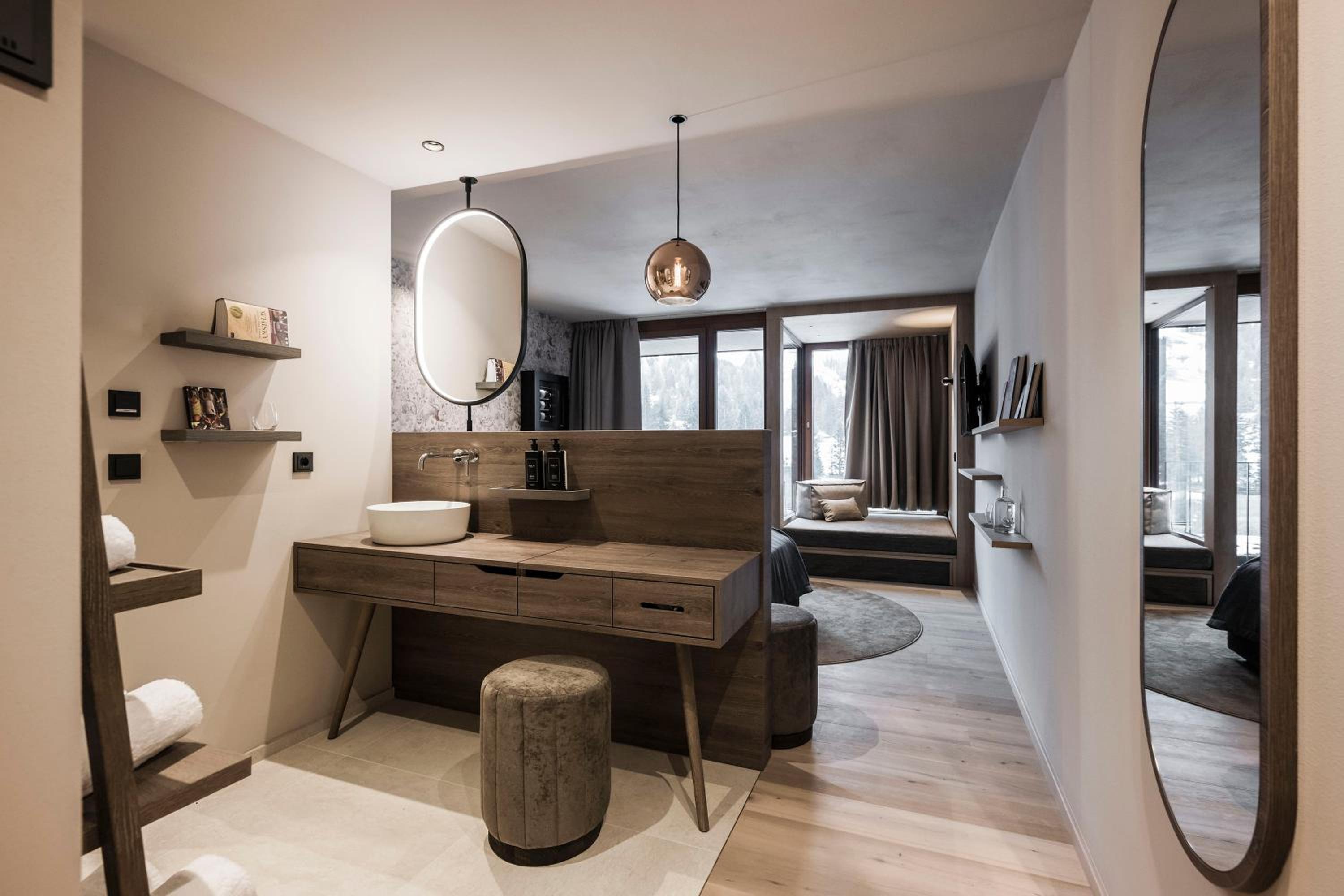 King Room with Balcony - Photo 6