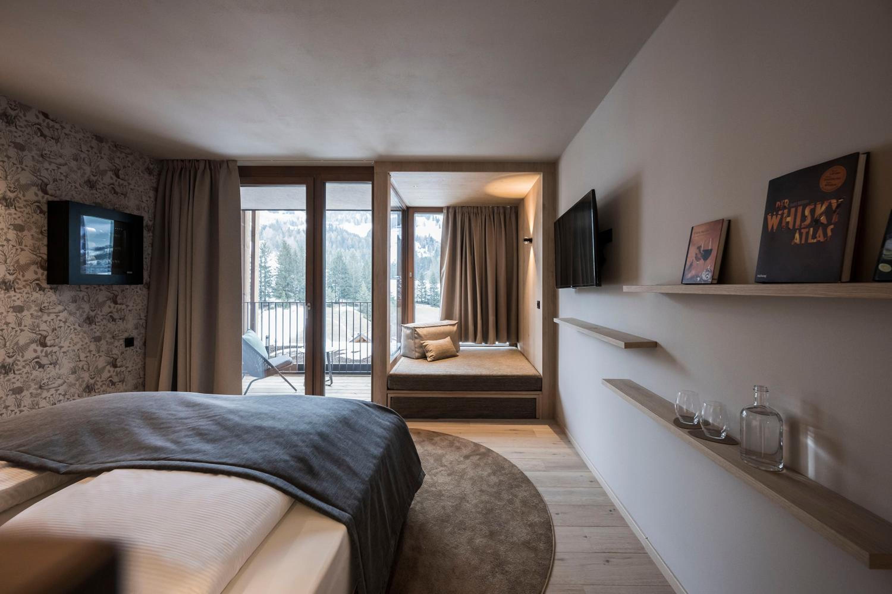 King Room with Balcony - Photo 5