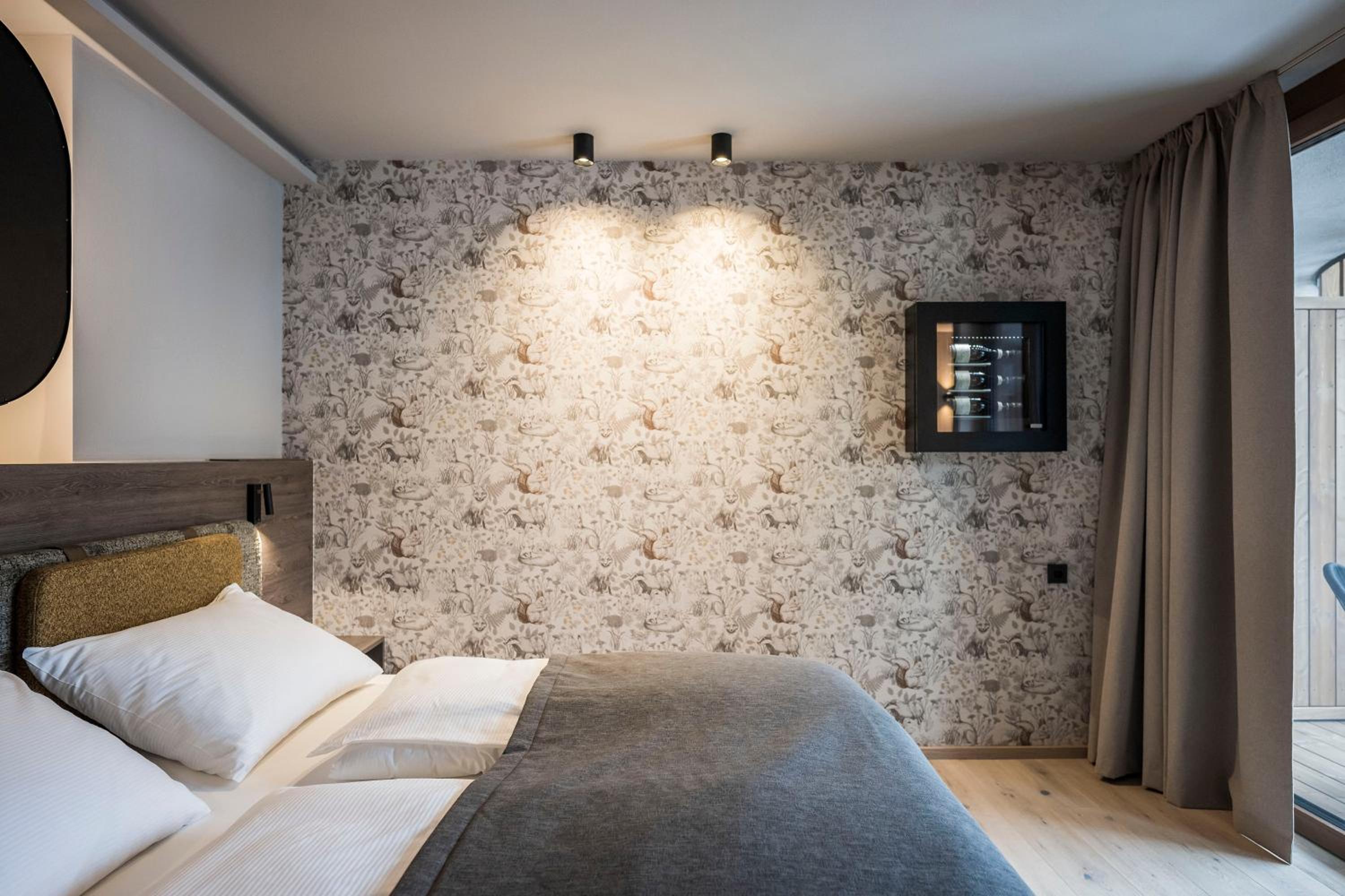 King Room with Balcony - Photo 4