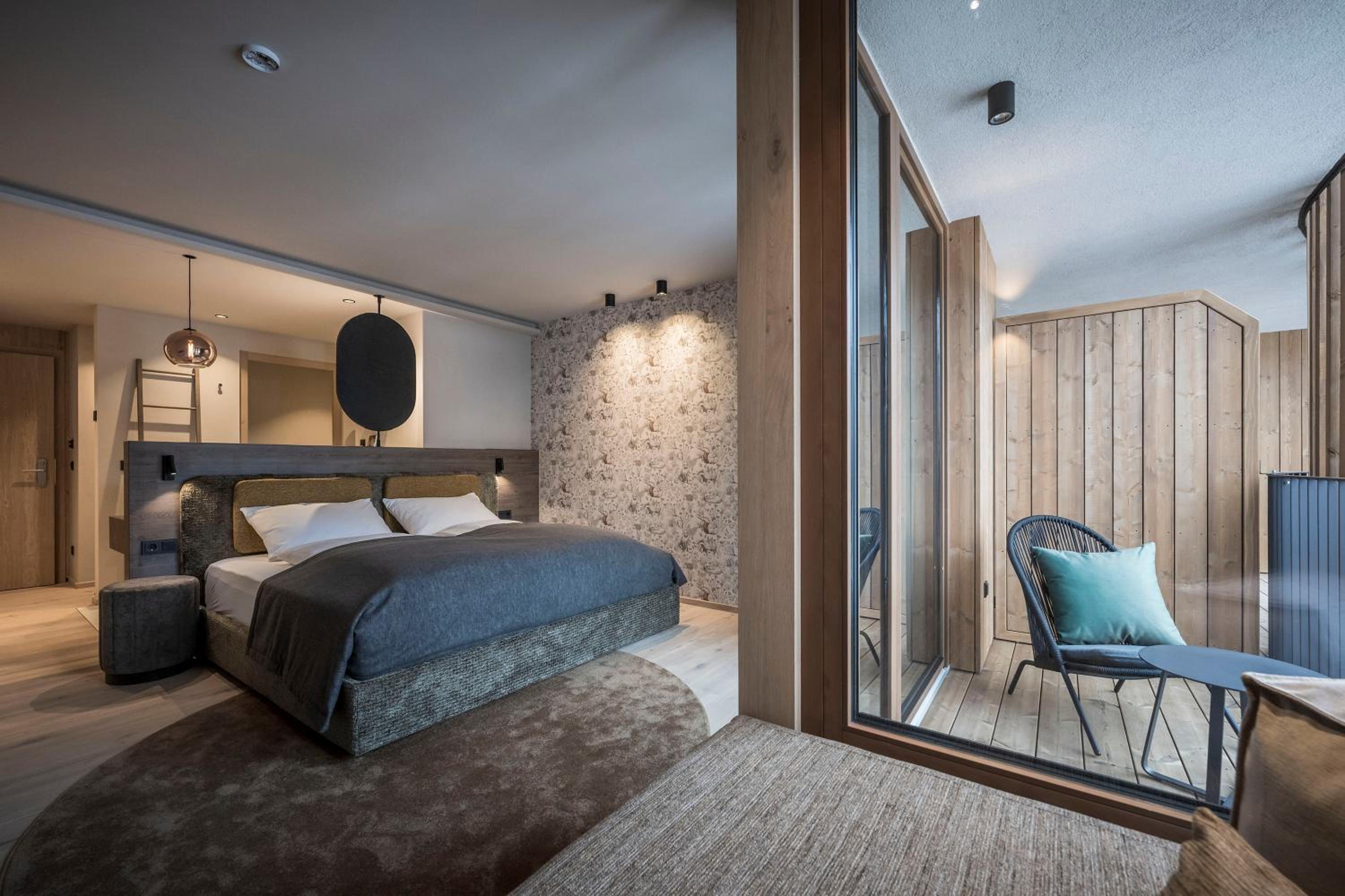 King Room with Balcony - Photo 3