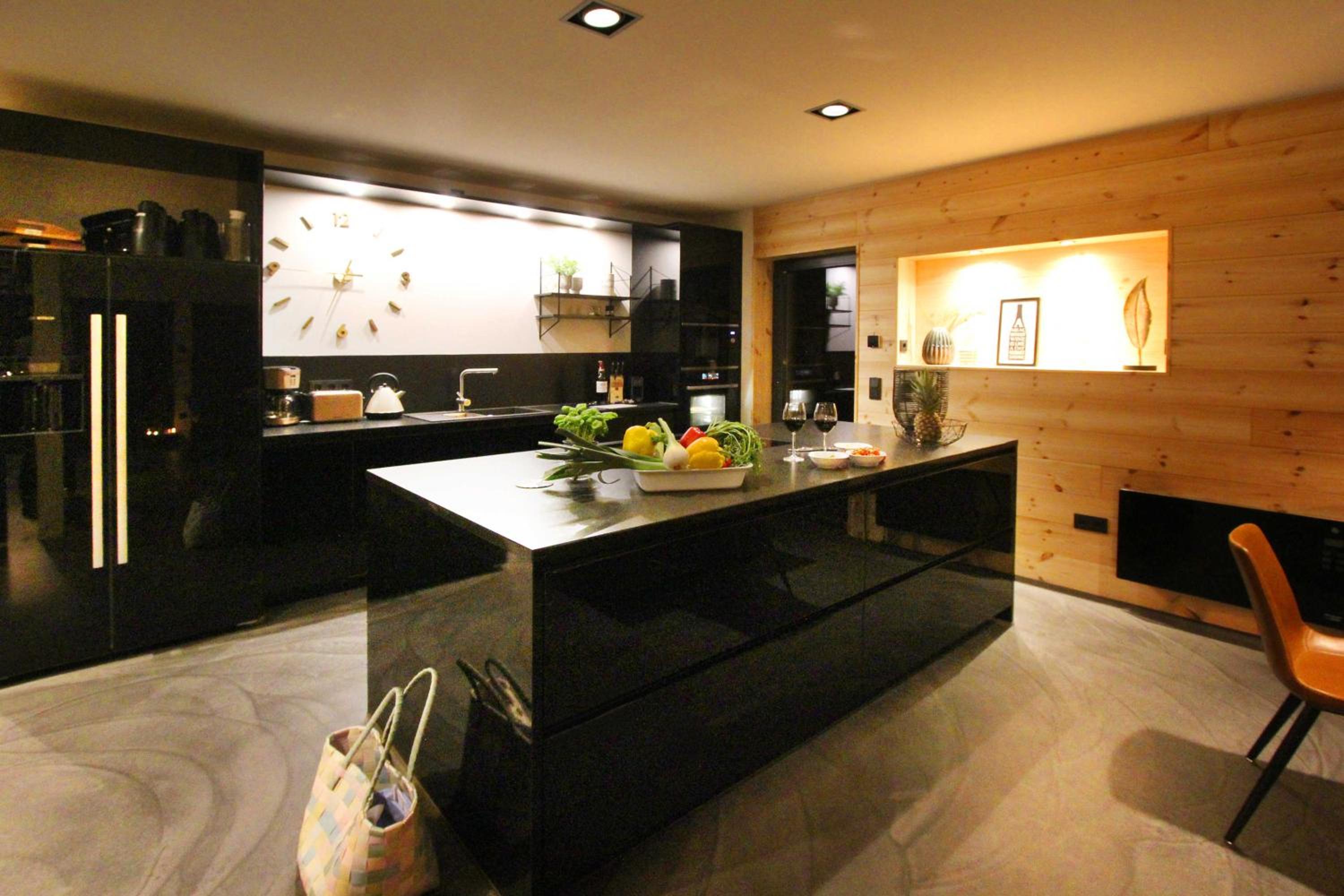 Five-Bedroom House photo 3