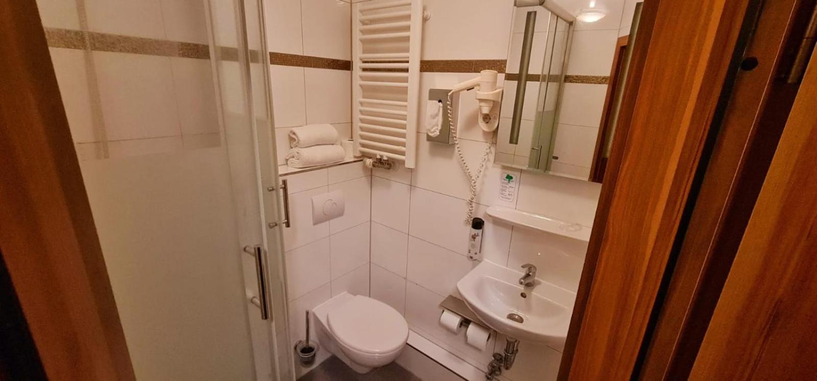 Single Room with Private Bathroom photo 2