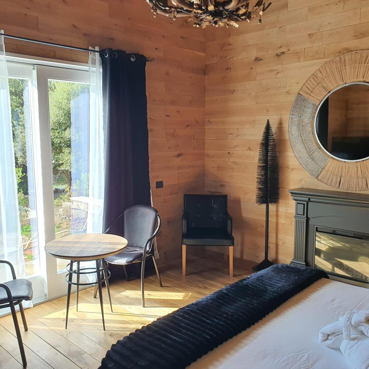 Deluxe Suite with Spa Bath photo 1