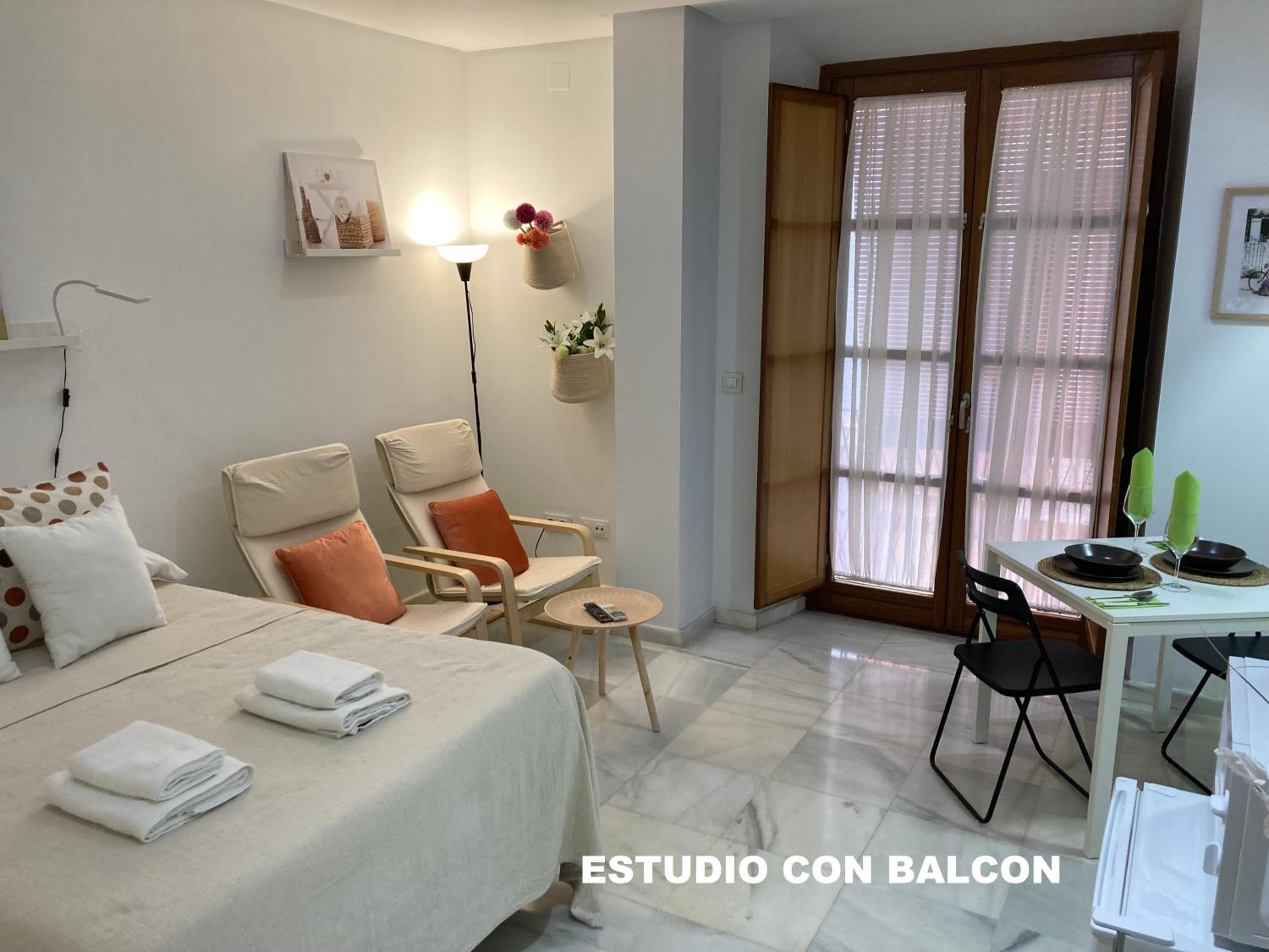 Studio with Balcony - Photo 5