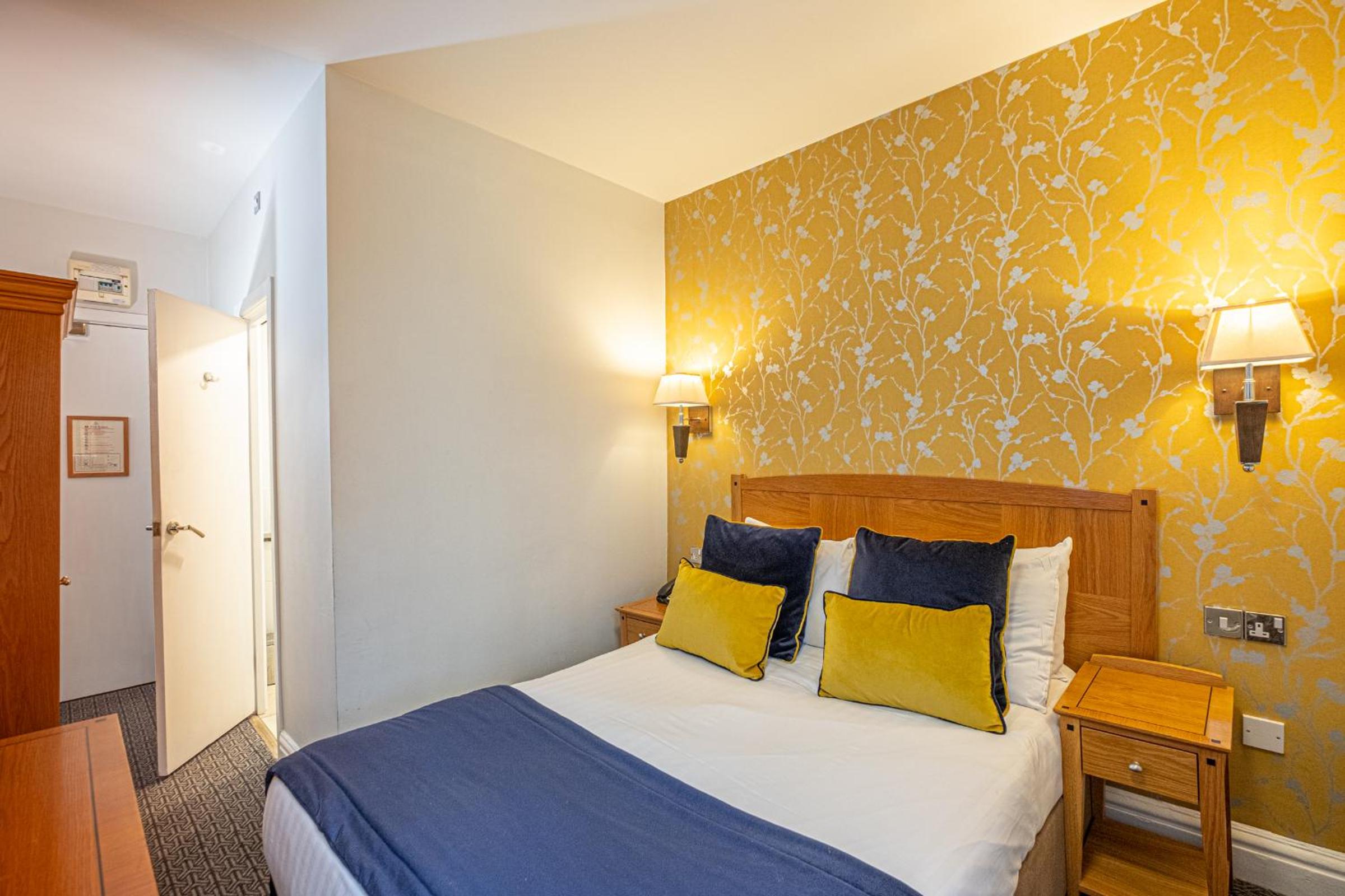 Compact Double Room with Air Conditioning - Photo 1