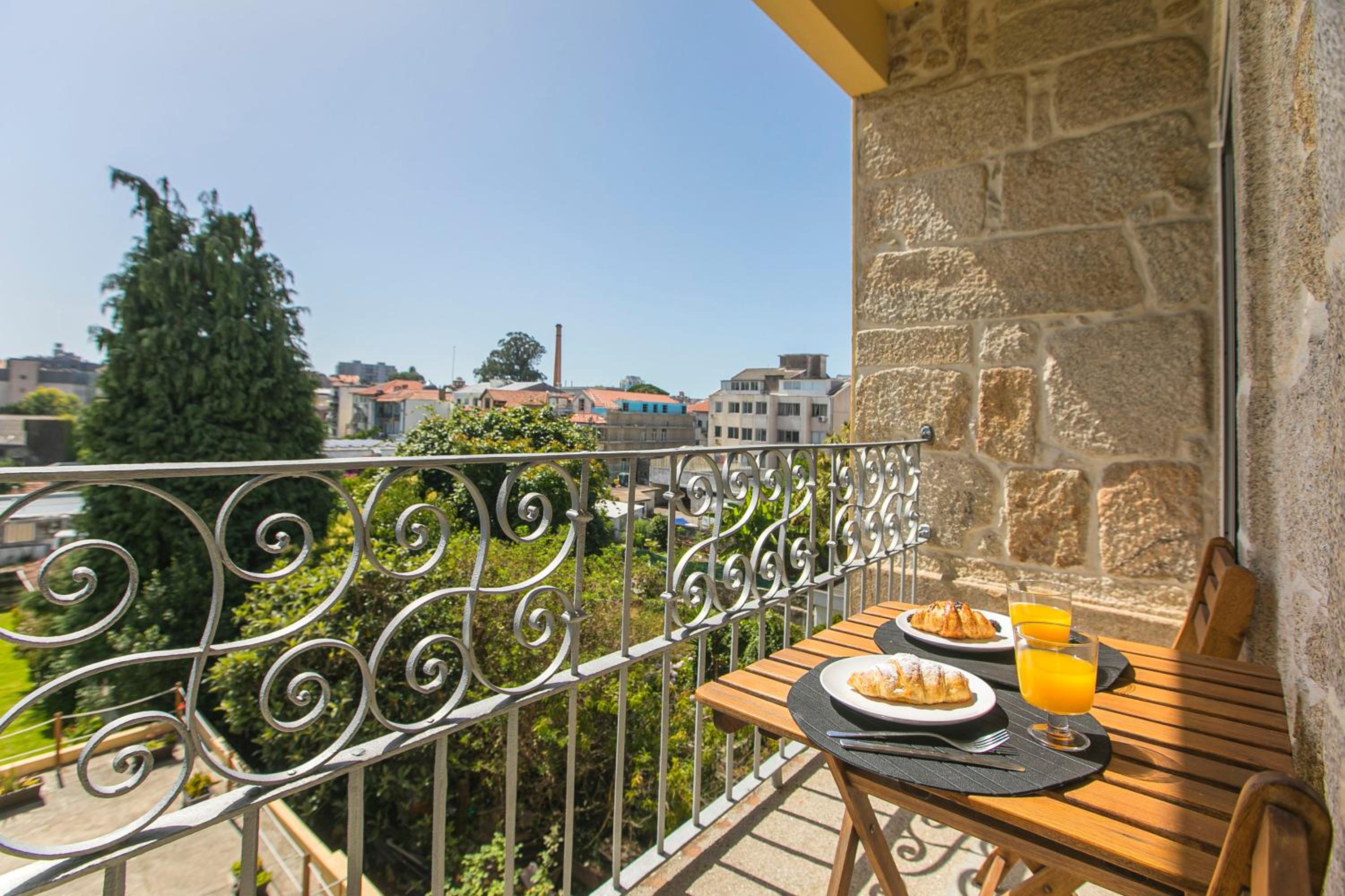 Apartment with Balcony - Photo 10