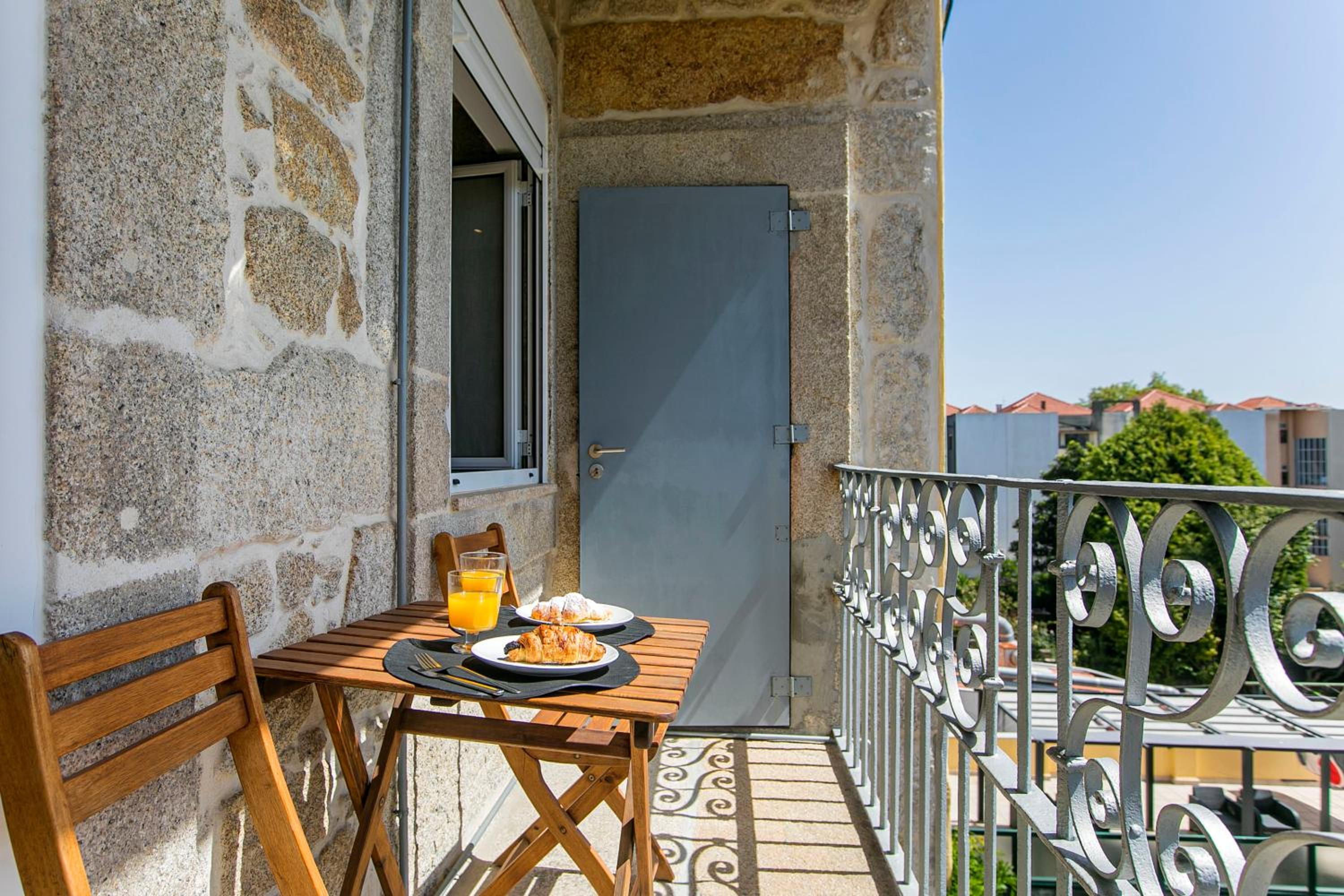 Apartment with Balcony - Photo 11