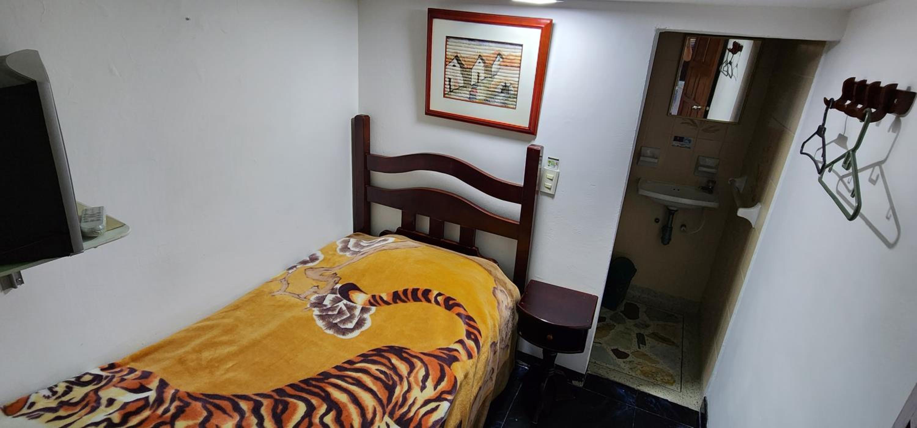 Single Room with Private Bathroom photo 2