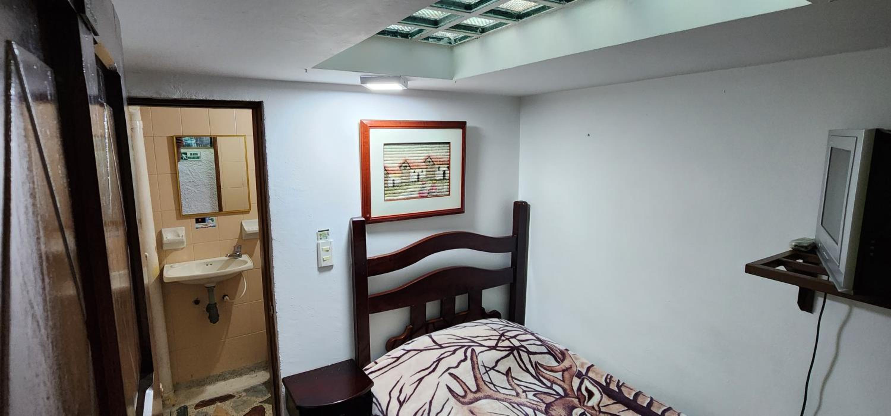 Single Room with Private Bathroom photo 3