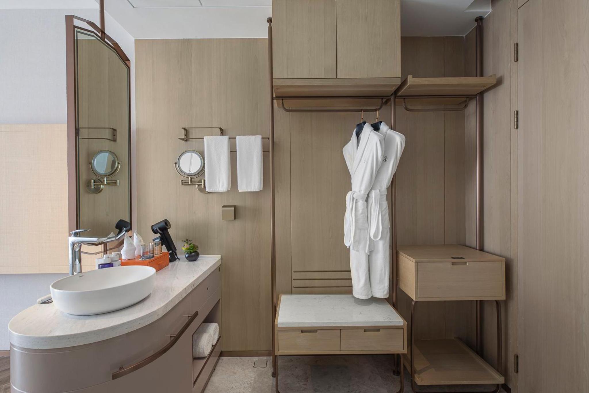 Premium King Room with River View - Photo 7