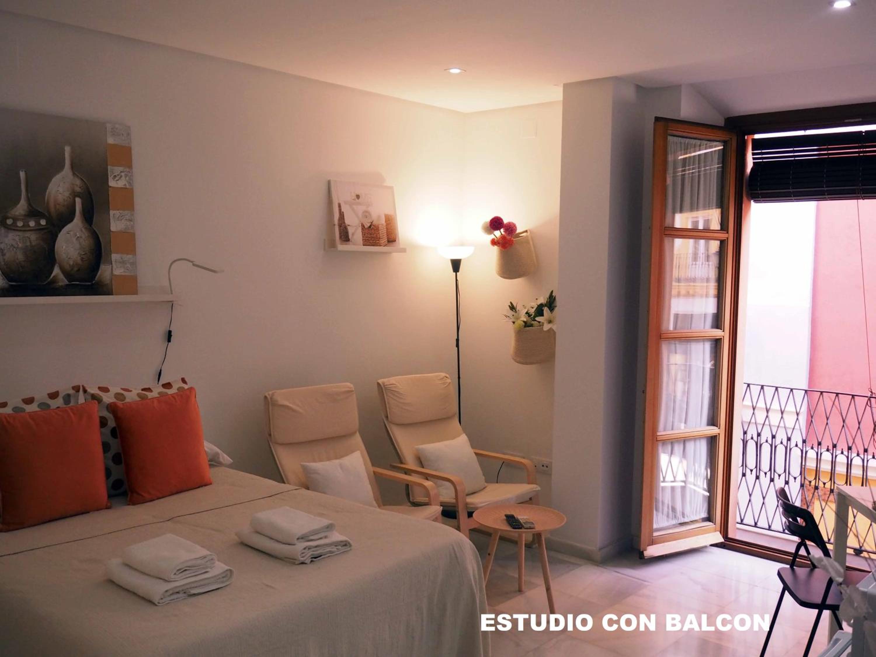 Studio with Balcony - Photo 20