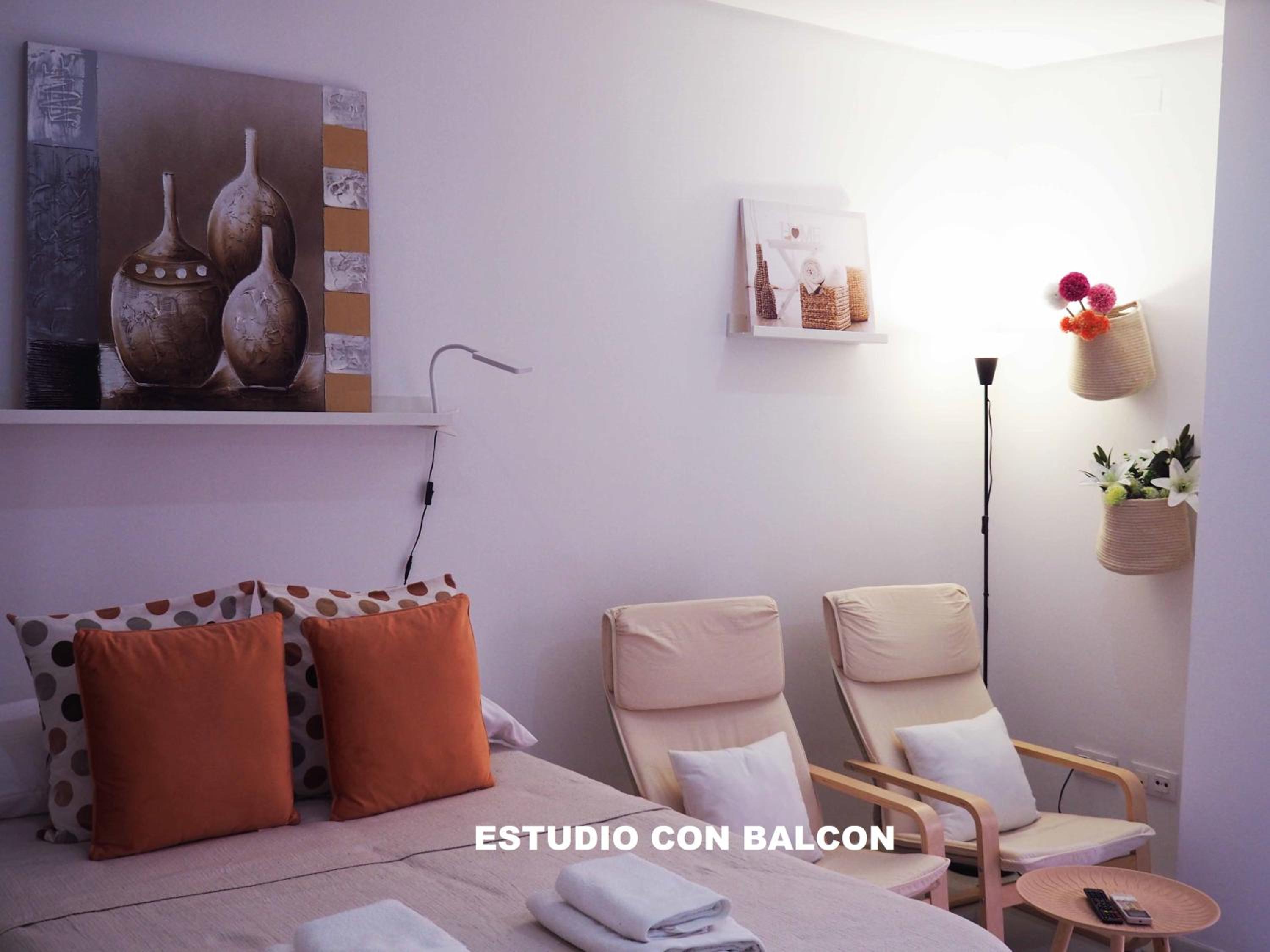 Studio with Balcony - Photo 21