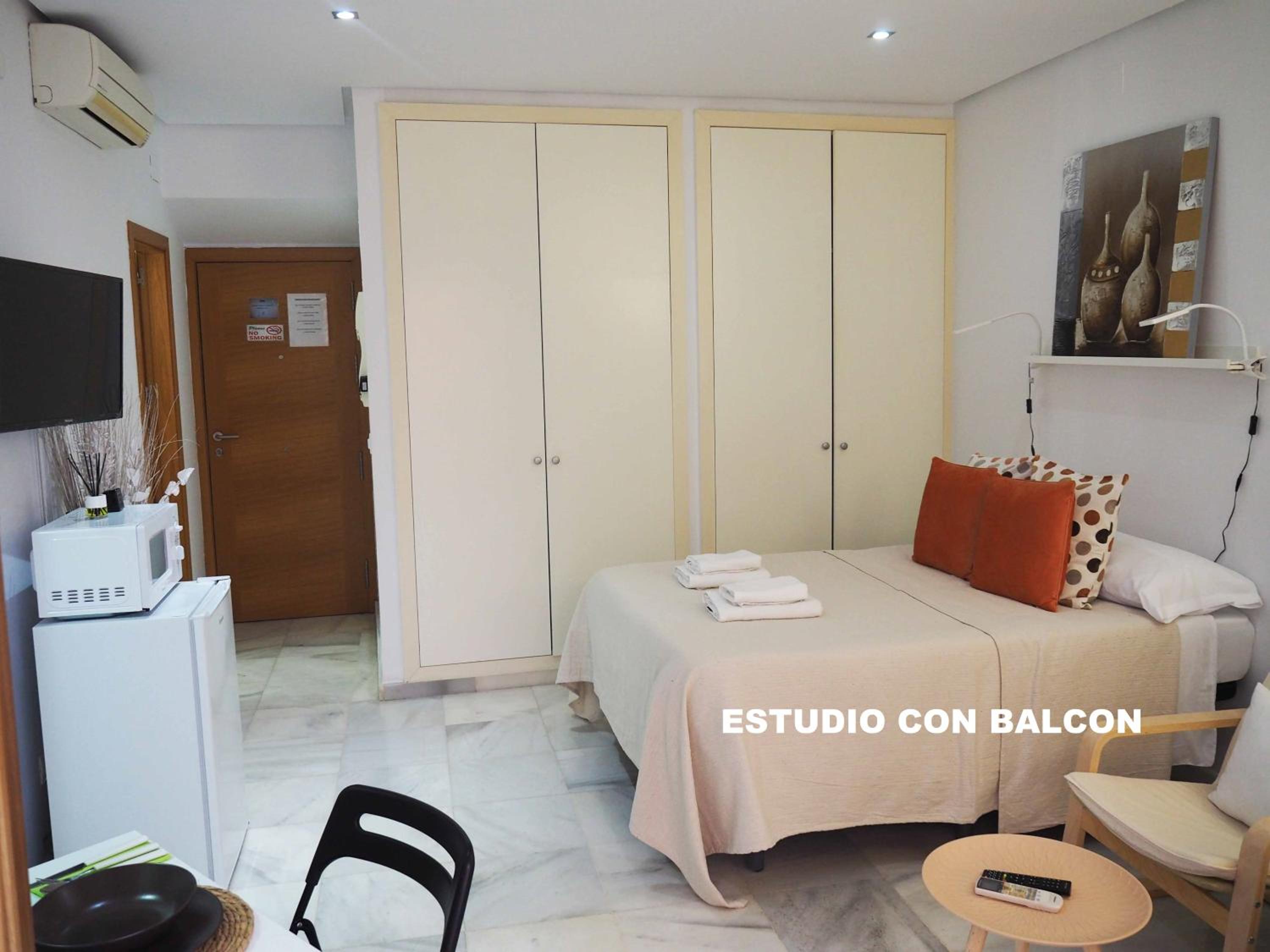 Studio with Balcony - Photo 22