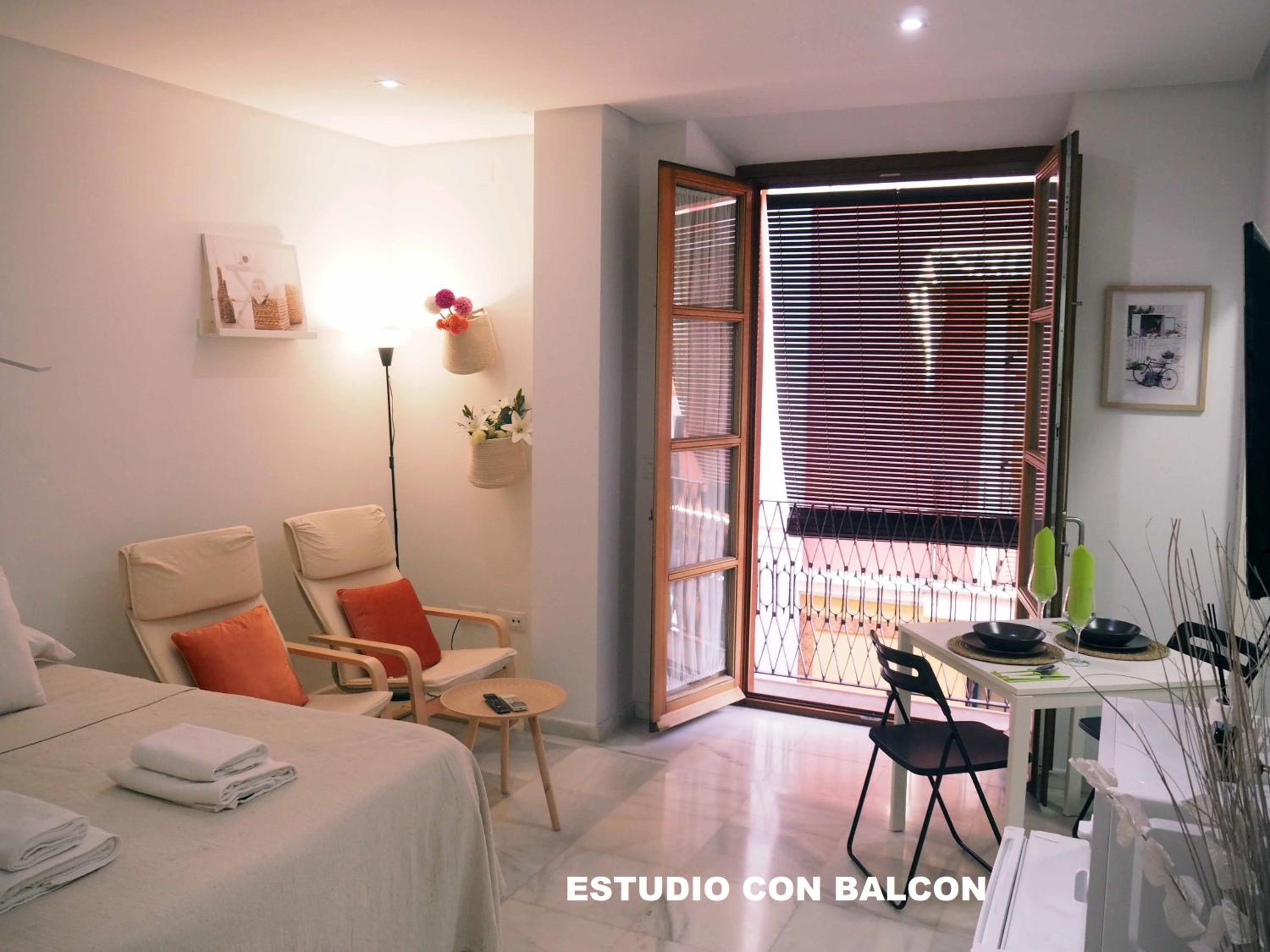Studio with Balcony - Photo 25