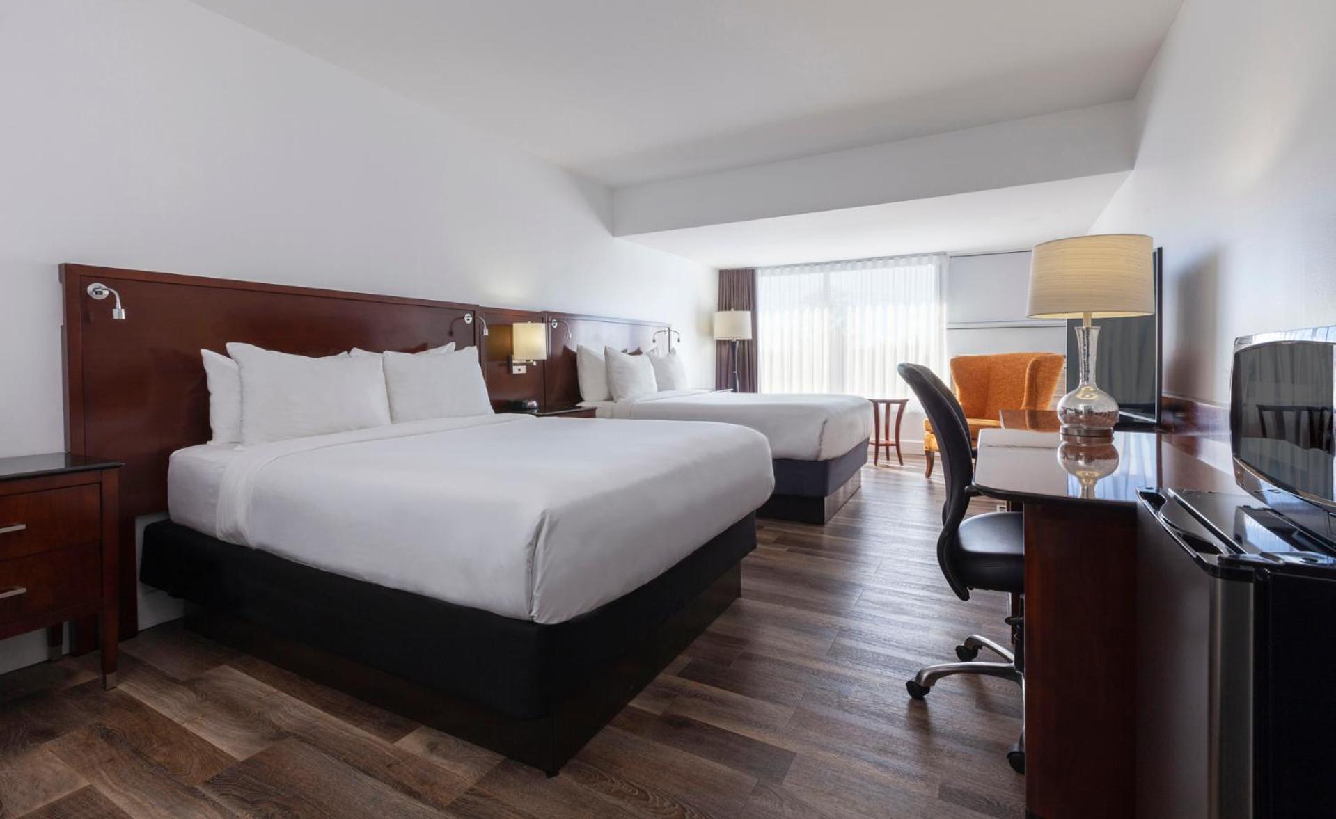 Deluxe Queen Room with Two Queen Beds - Non-Smoking - Photo 2