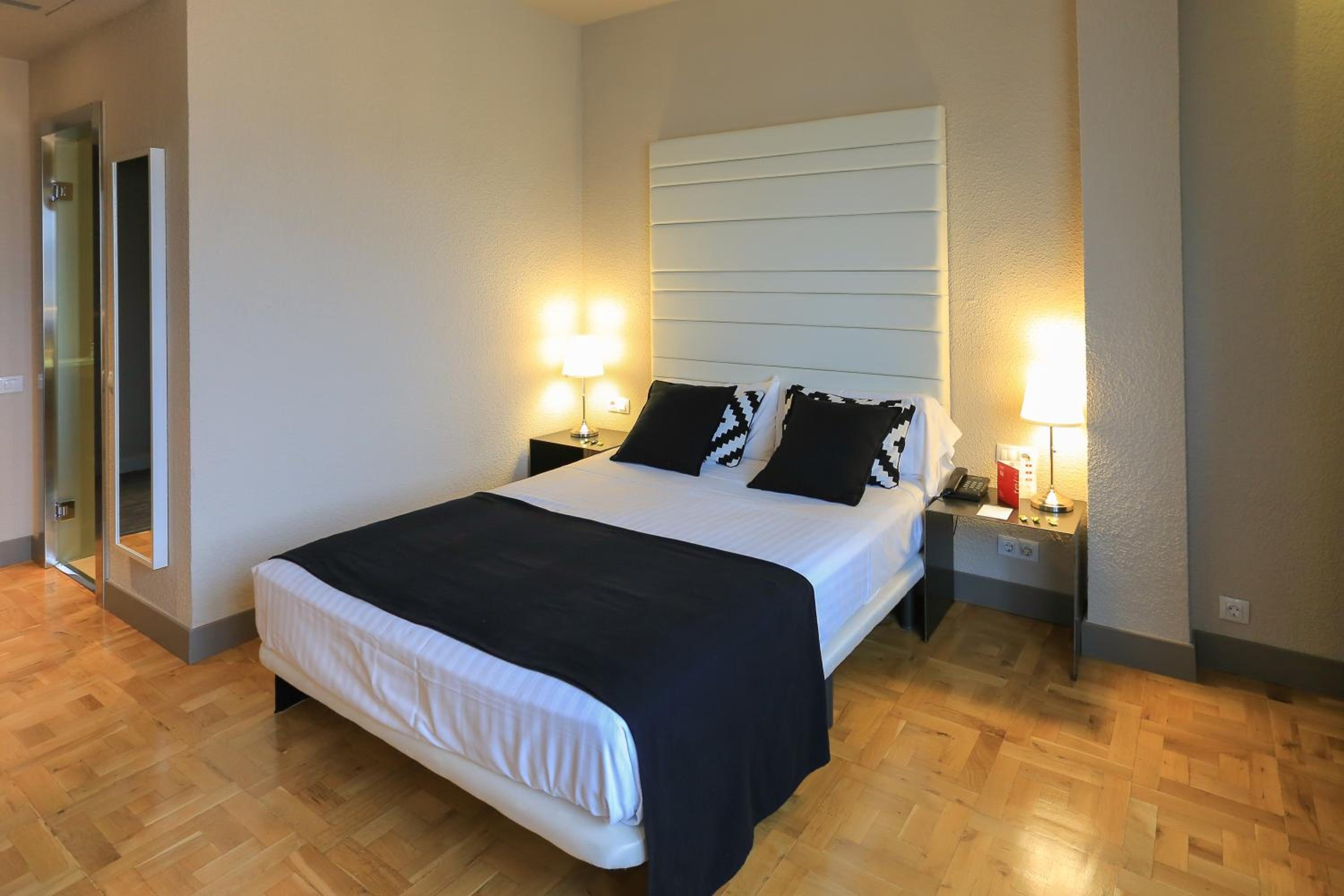 Economy Double Room - Photo 12