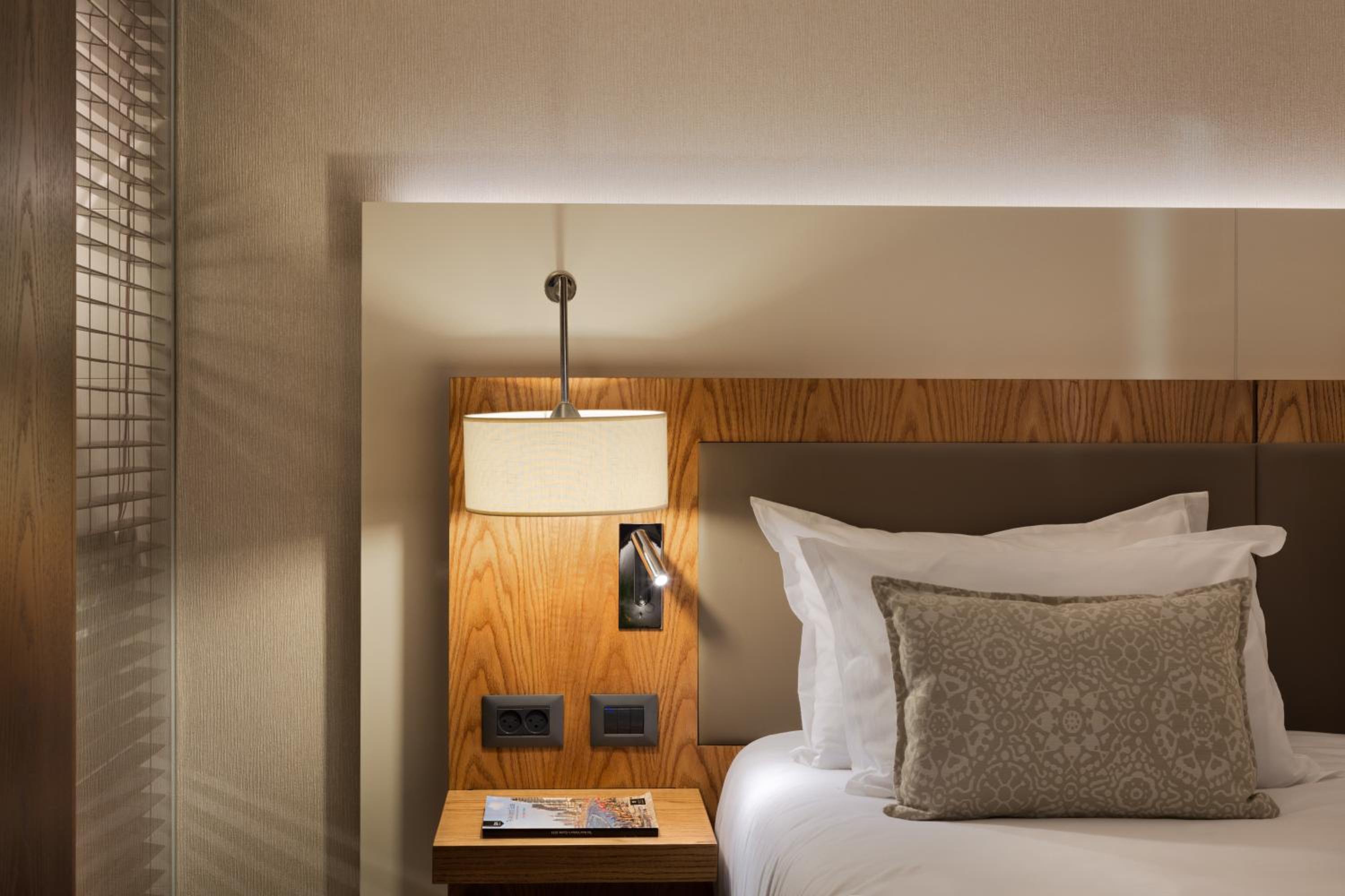 Superior Double Room with City View (couples only) - Photo 2