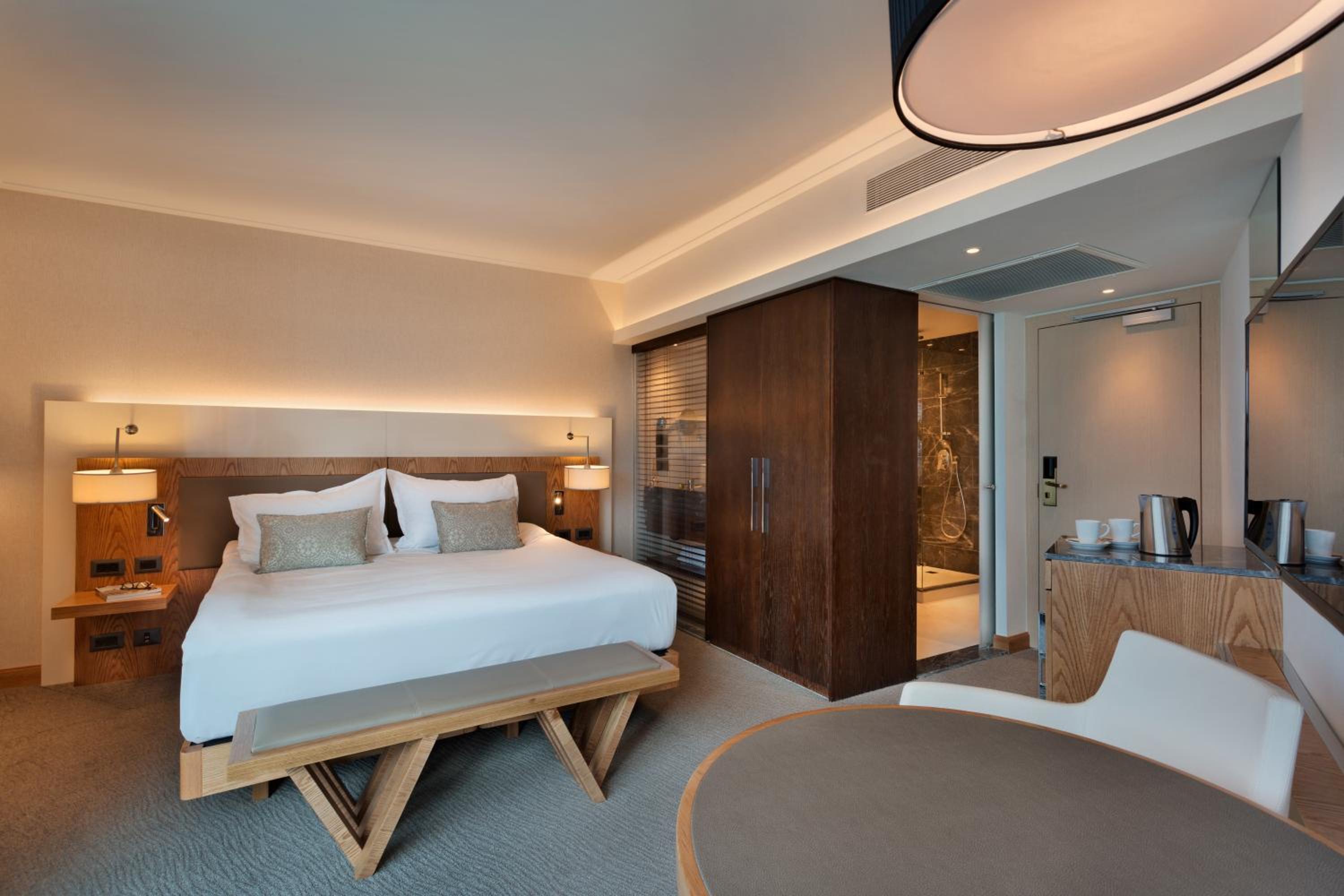 Deluxe Double Room with Balcony and City View (couples only) - Photo 1