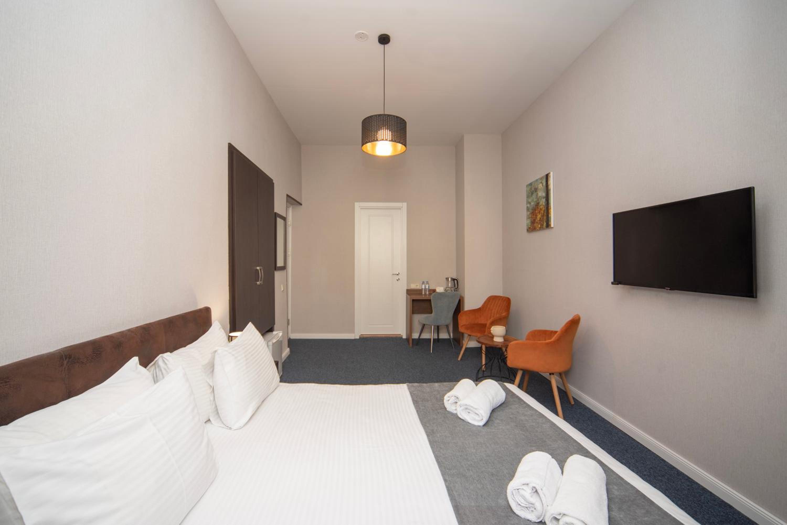 Standard Double or Twin Room - Photo 8