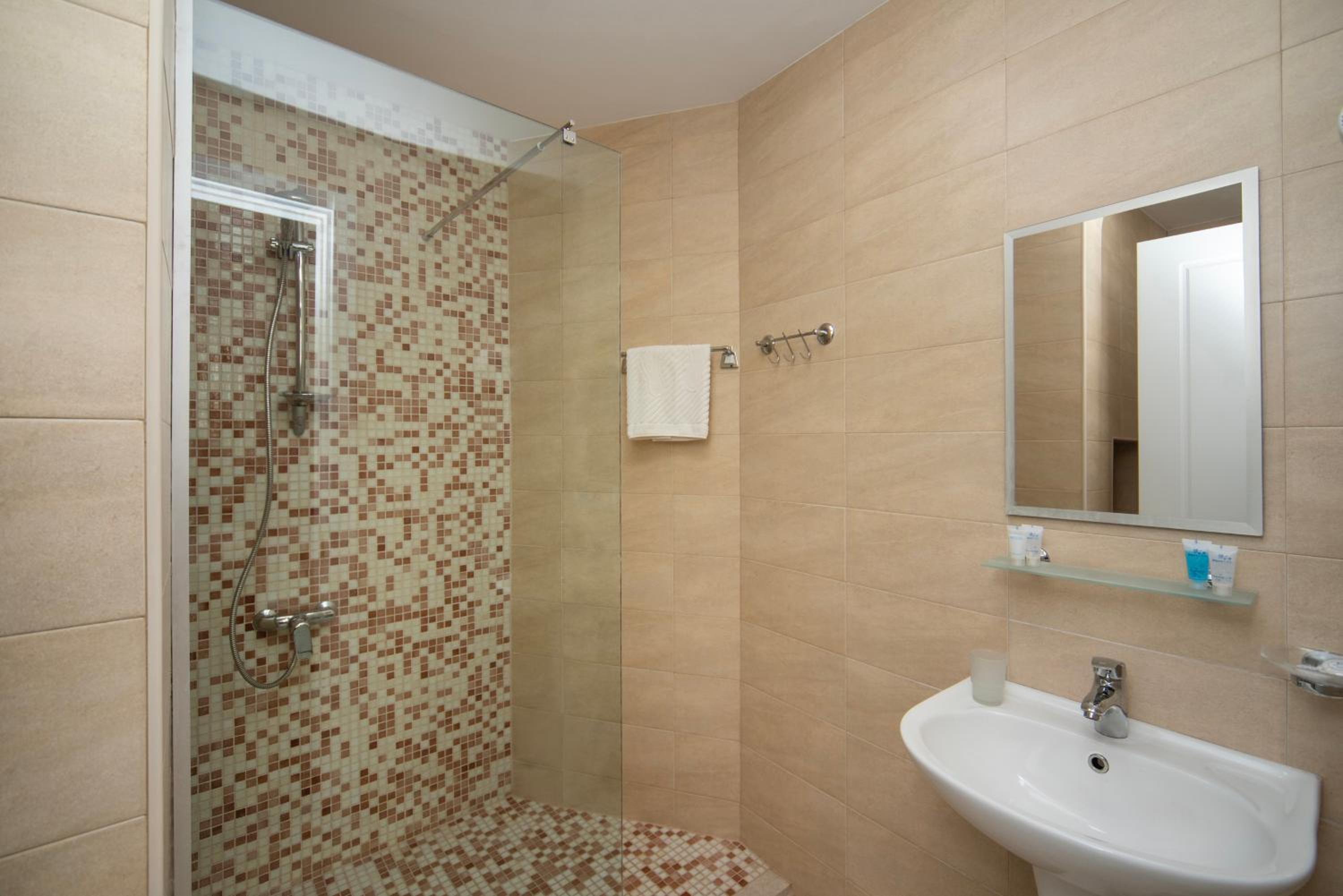 Standard Double or Twin Room - Photo 15