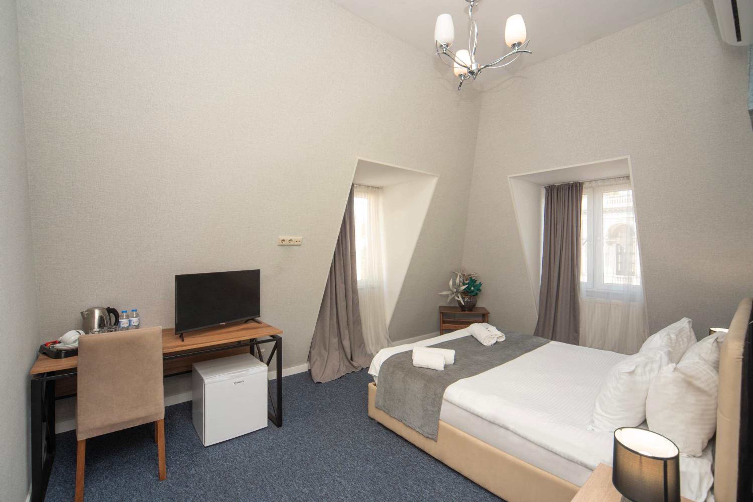 Standard Double or Twin Room - Photo 17