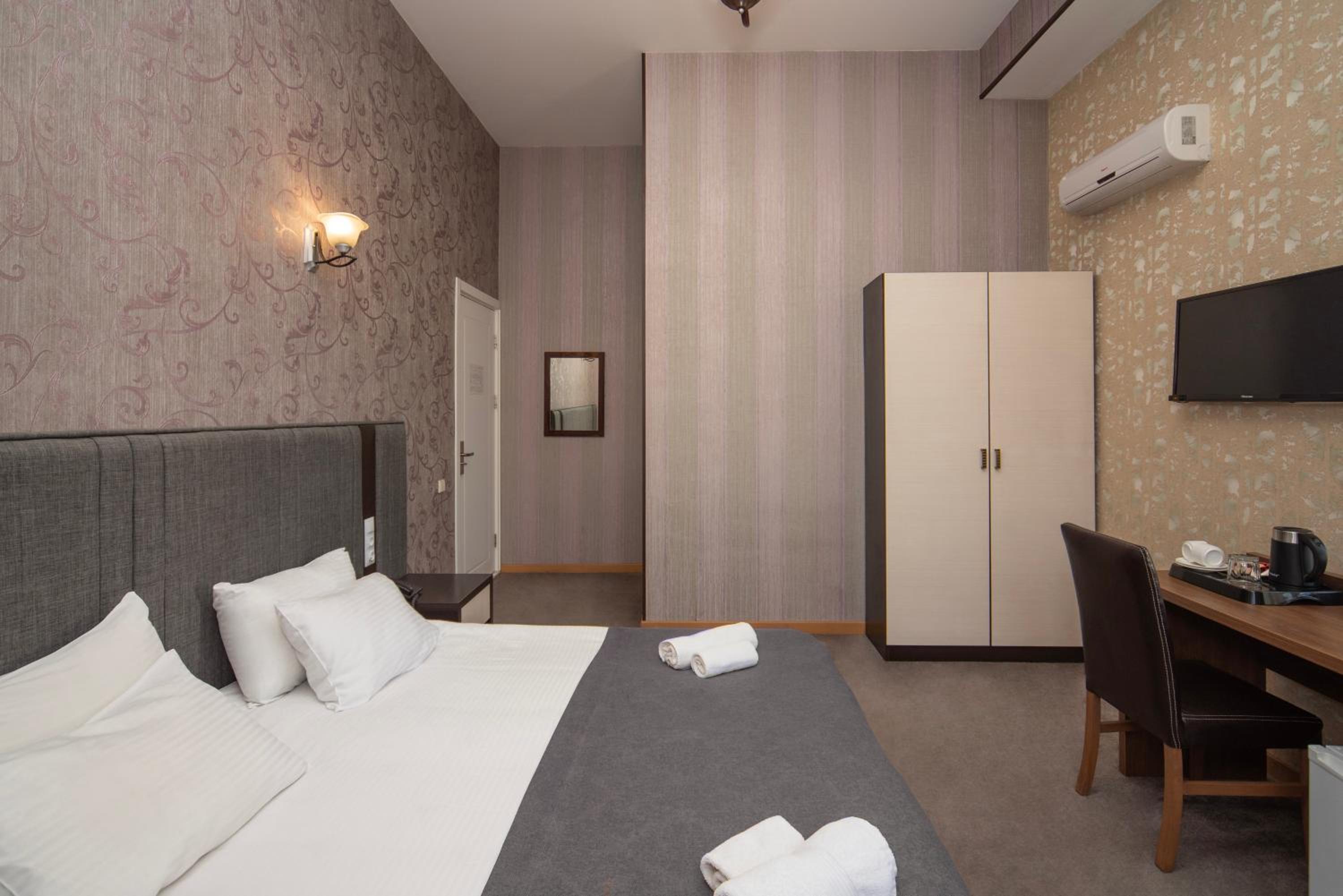 Standard Double or Twin Room - Photo 20