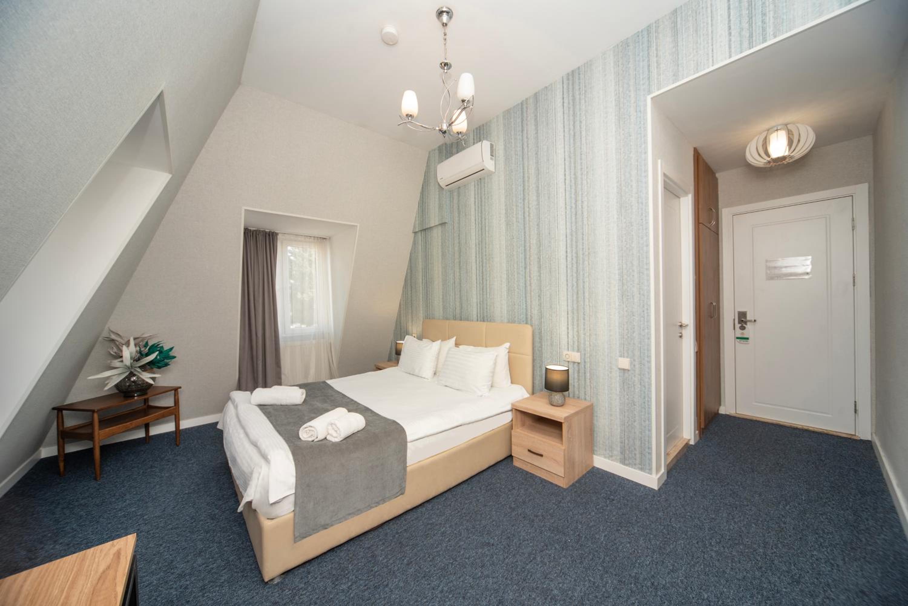 Standard Double or Twin Room - Photo 19