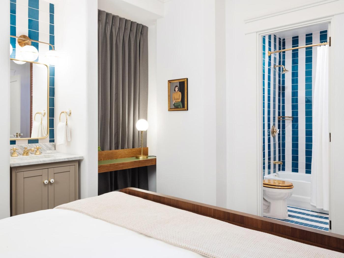 Queen Room - Disability Access - Photo 6