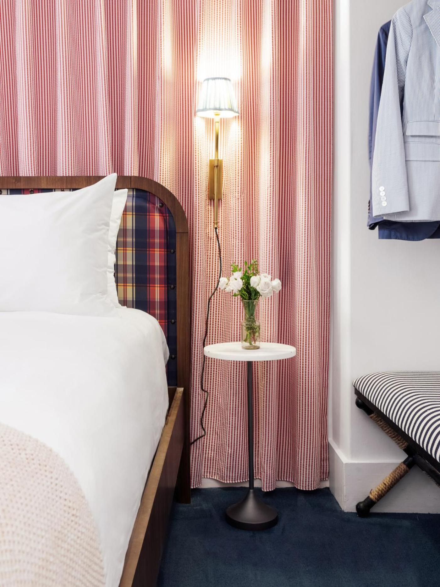 Queen Room - Disability Access - Photo 9