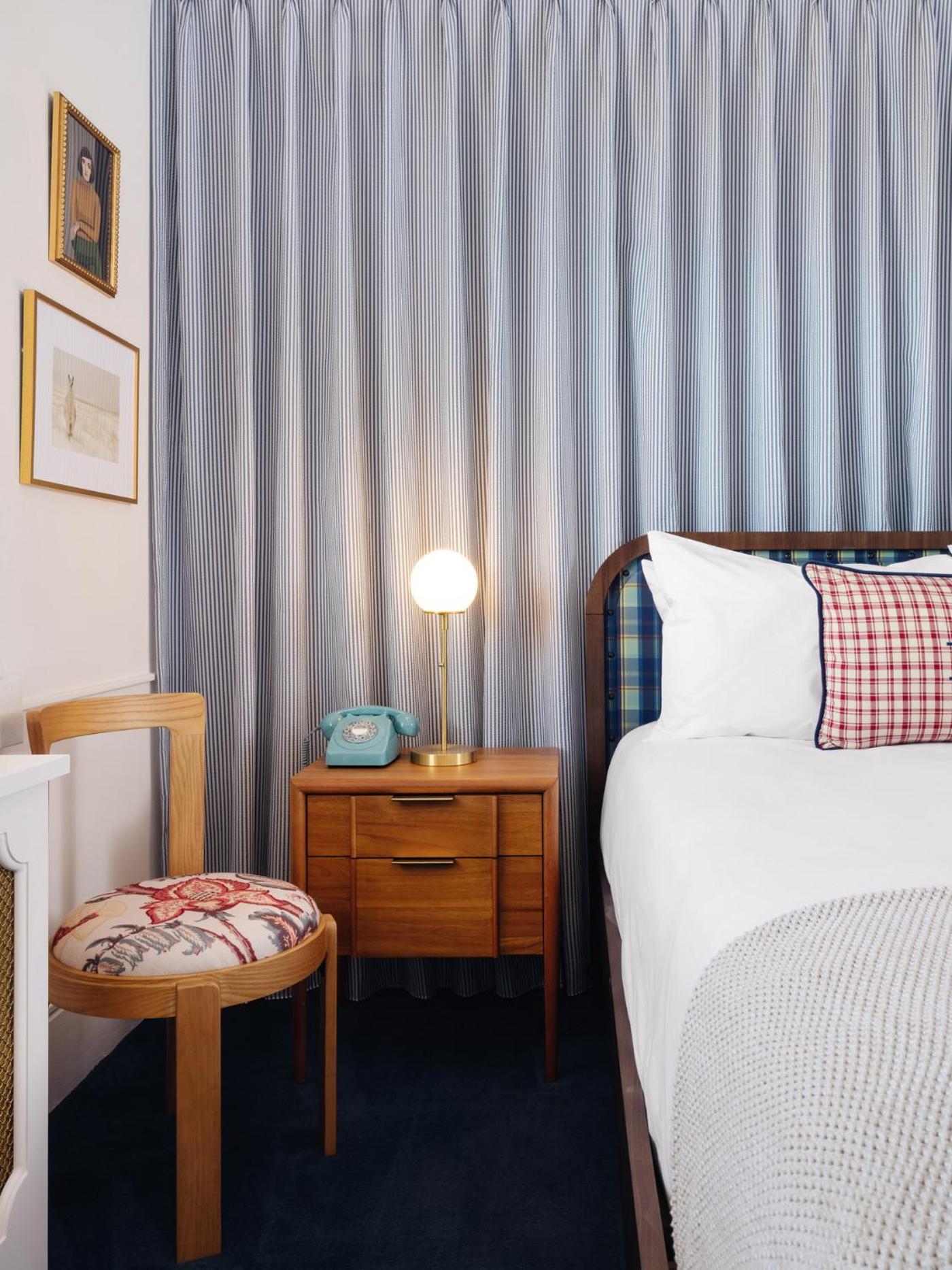Queen Room - Disability Access - Photo 5