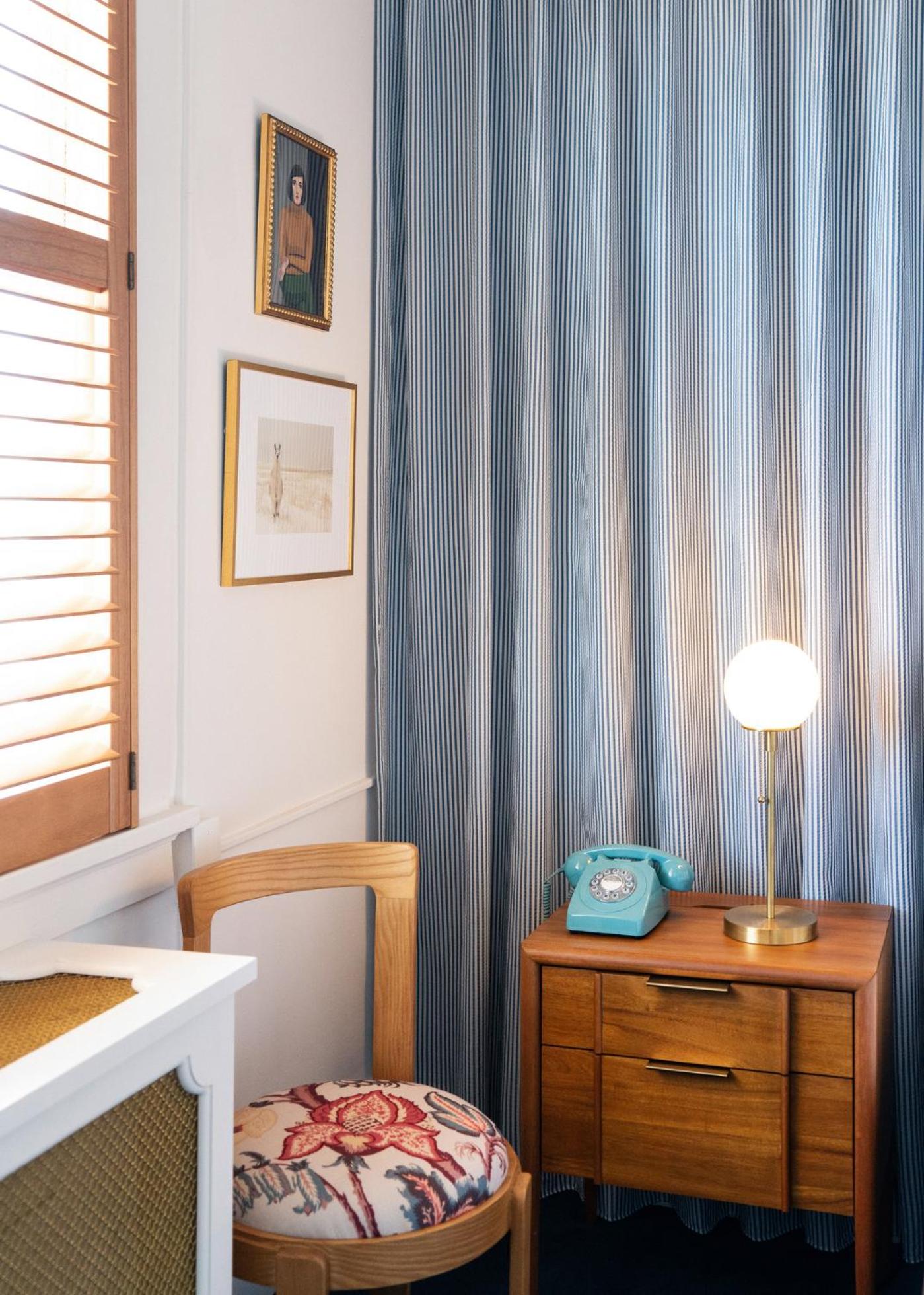 Queen Room - Disability Access - Photo 11