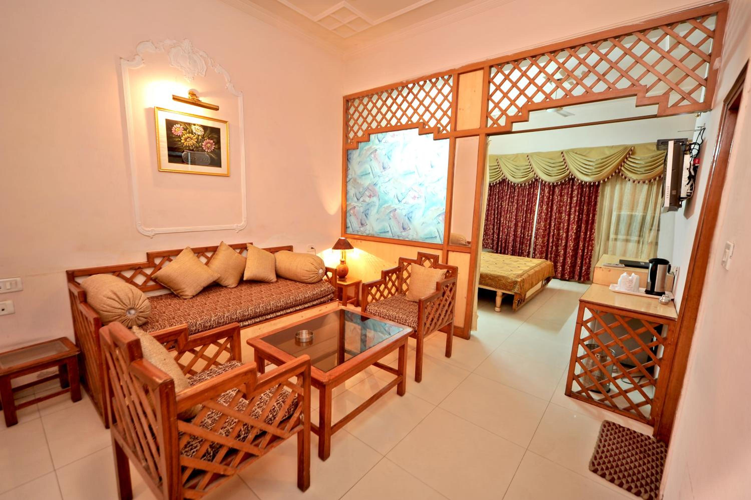 Suite - Photo 1