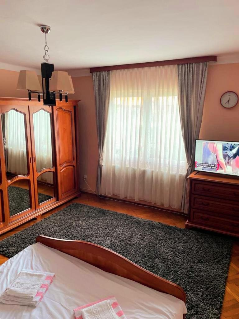 Seven-Bedroom House - Photo 7