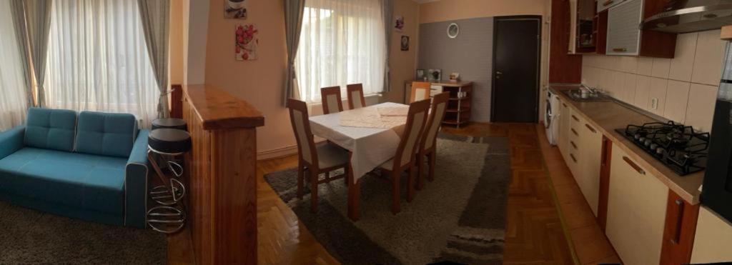 Seven-Bedroom House - Photo 8