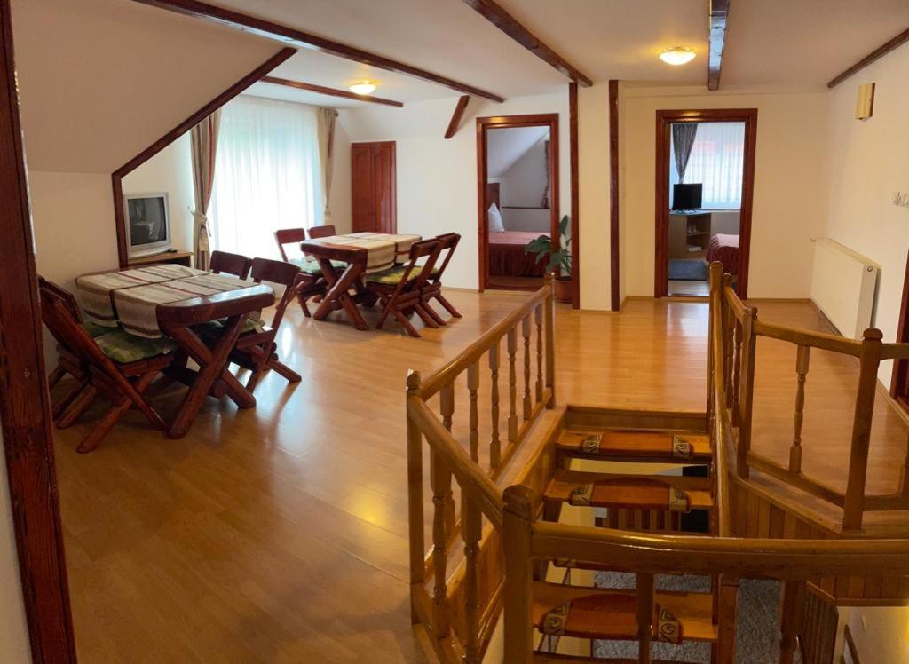 Seven-Bedroom House - Photo 9