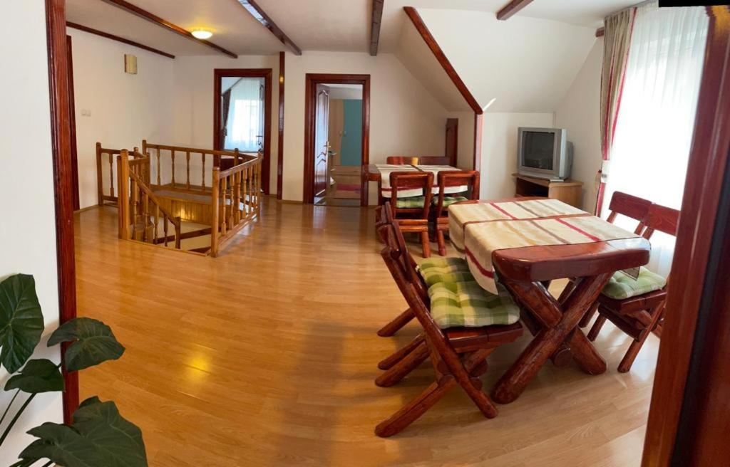 Seven-Bedroom House - Photo 10