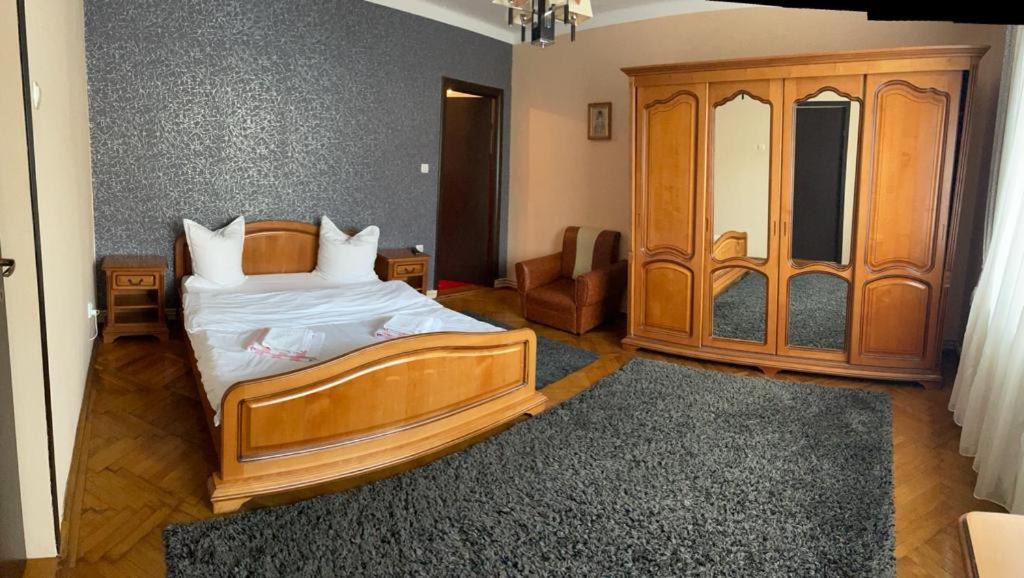 Seven-Bedroom House - Photo 11