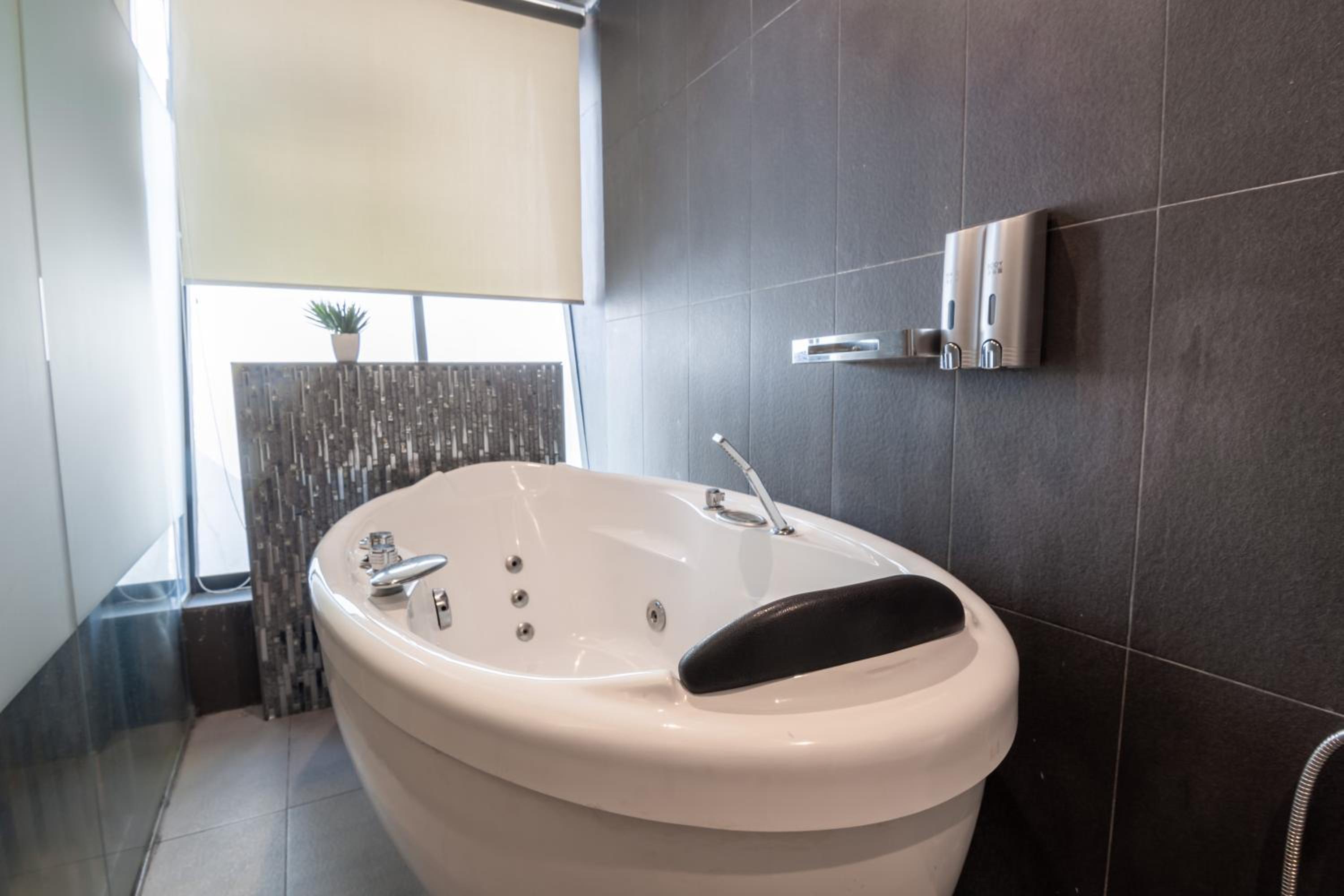 Deluxe Suite - Photo 13