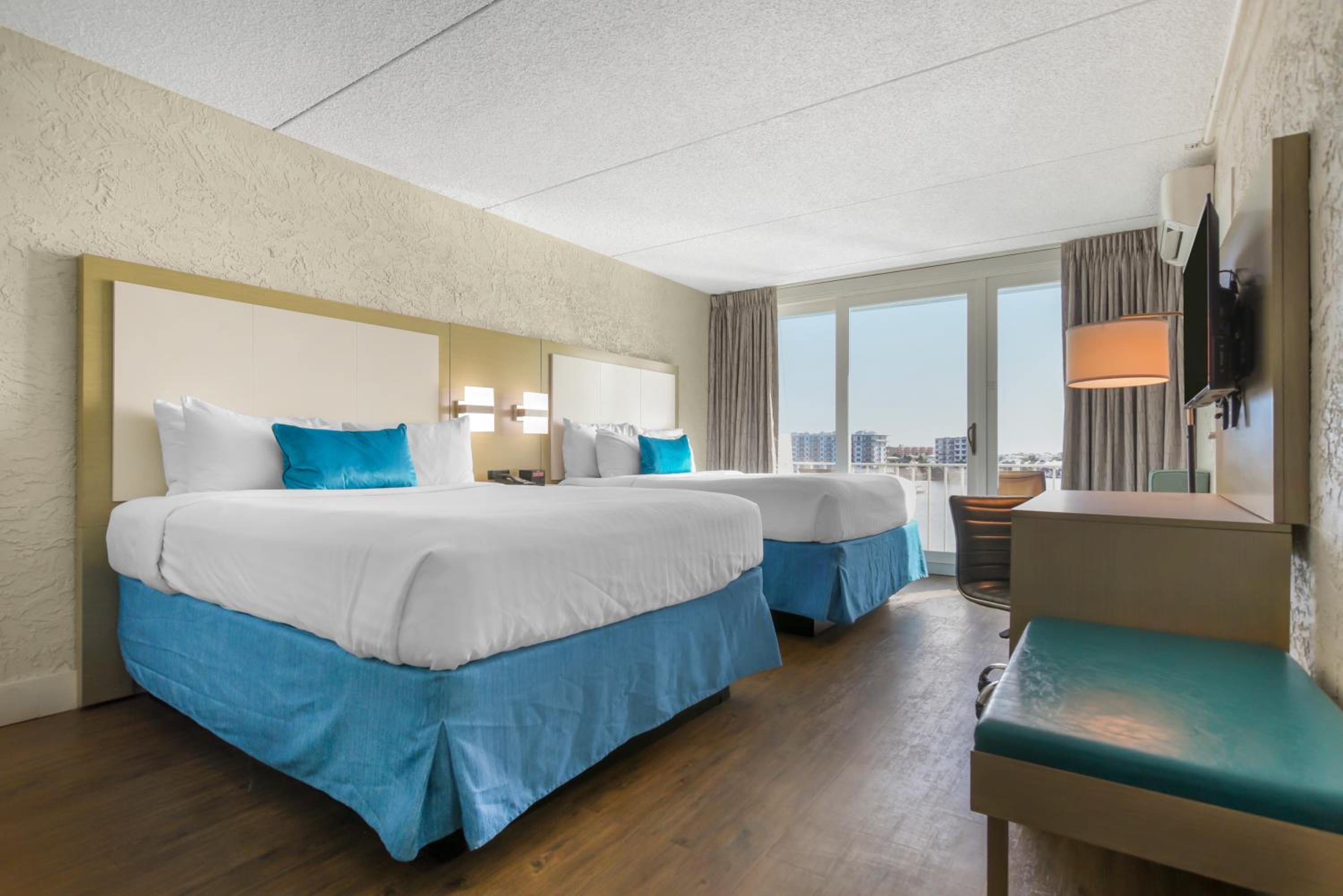Queen Room with Two Queen Beds and Harbor View - Non-Smoking - Photo 8
